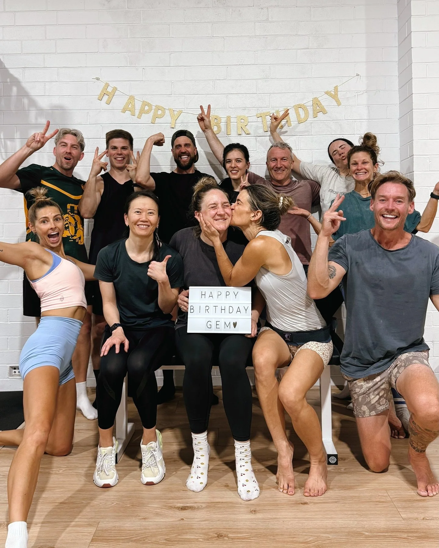 Half way through our October intake and we are BUZZZZZING!! 🤩🤩🤩 These epic humans have been a feel good, high energy vibe bubble! 🫧 

1. Celebrating @gemrosa 🎂
2. Welcome meeting ready ✨
3. Vibes after our high energy HIIT! 👊🏼
4. Getting techn