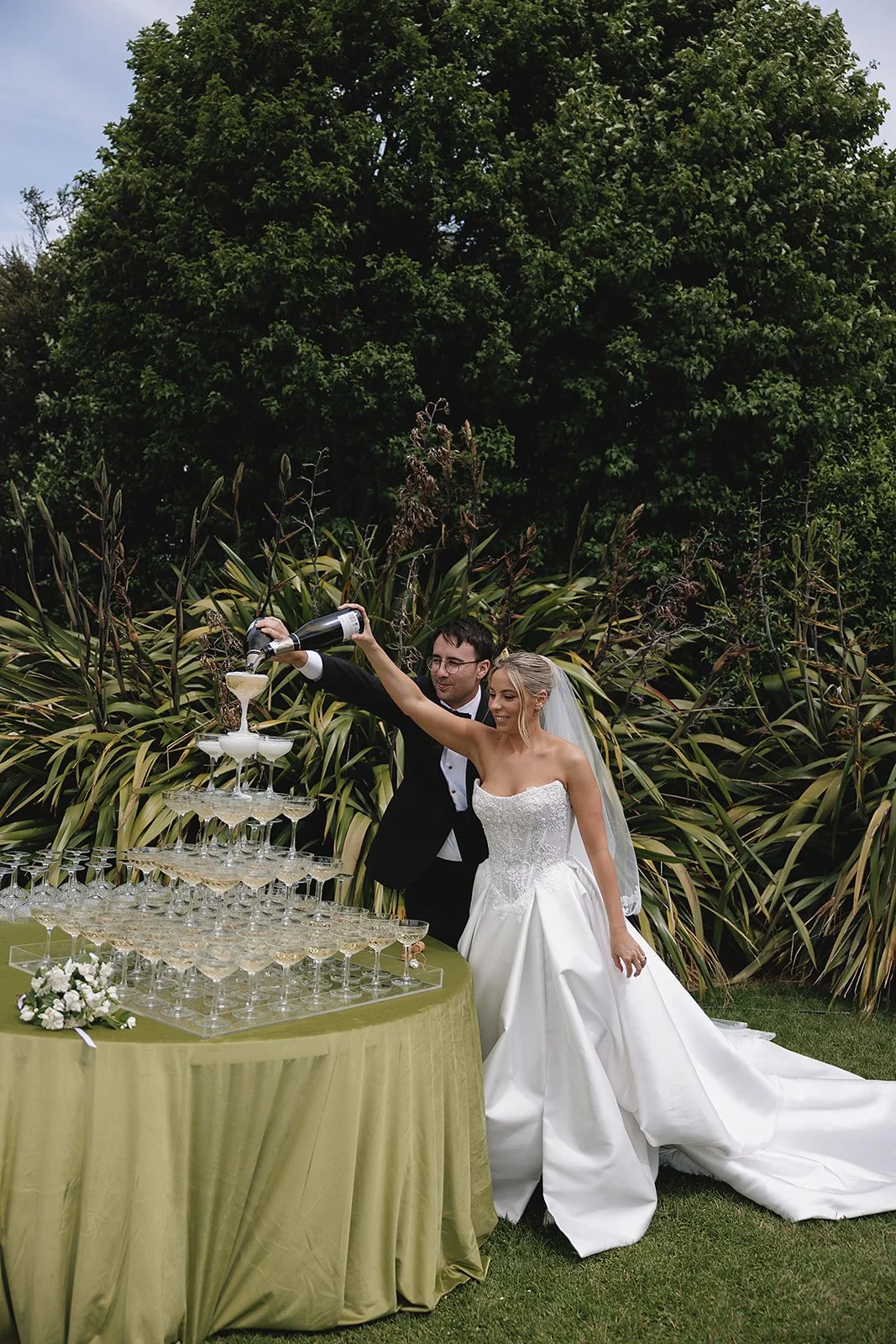 061225-Lucy-Jimmy-Wanaka-New-Zealand-wedding-photographer-oliver-hartley-585.jpg