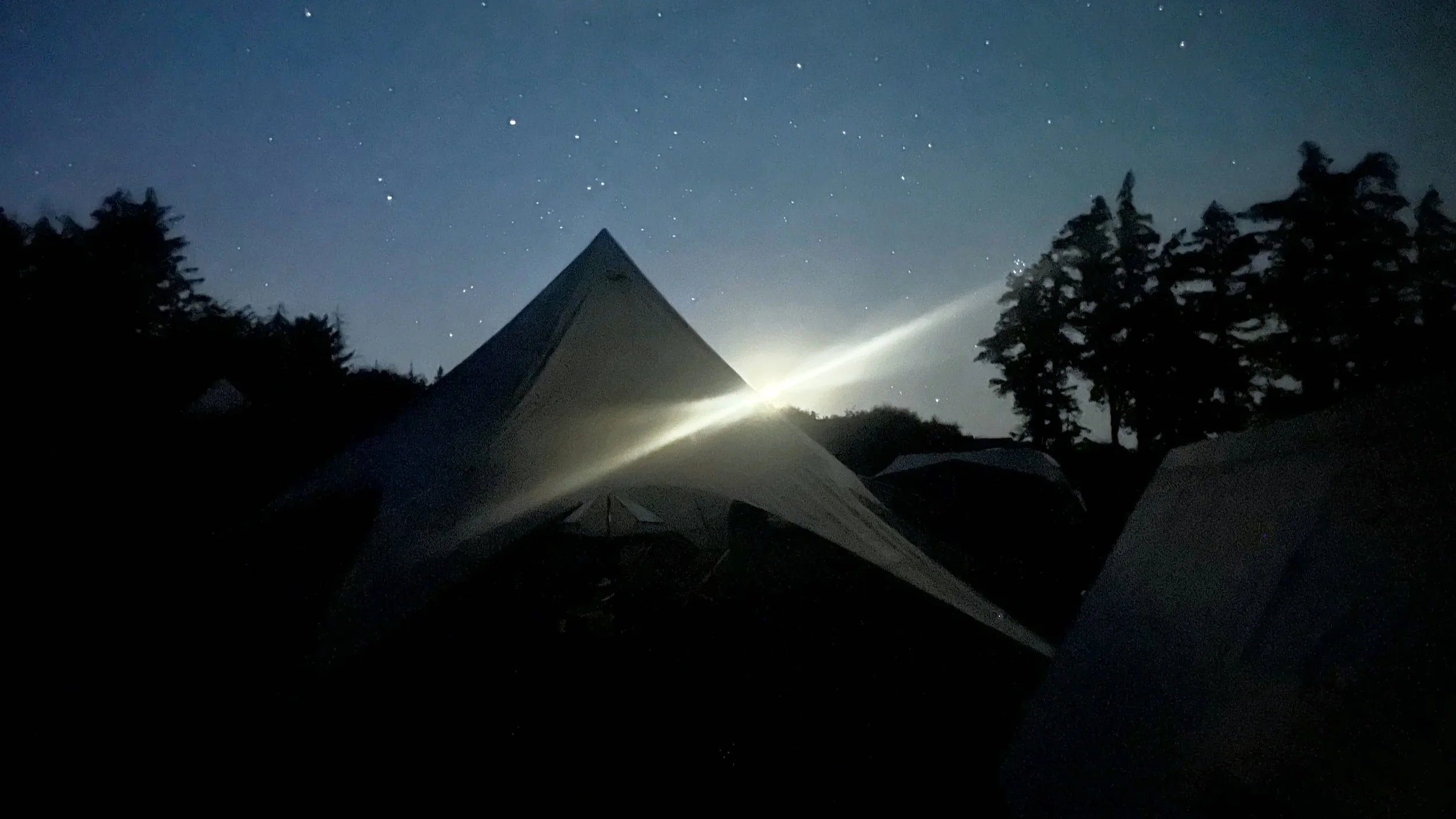 SUP, vandaktiviteter, kajak, naturoplevelser, yoga, styrketræning, camping og campstemning for hele familien på Surfcamp Samsø eller Vand & Velvære. For børn, voksne, hele familien, vennerne og alle aldre