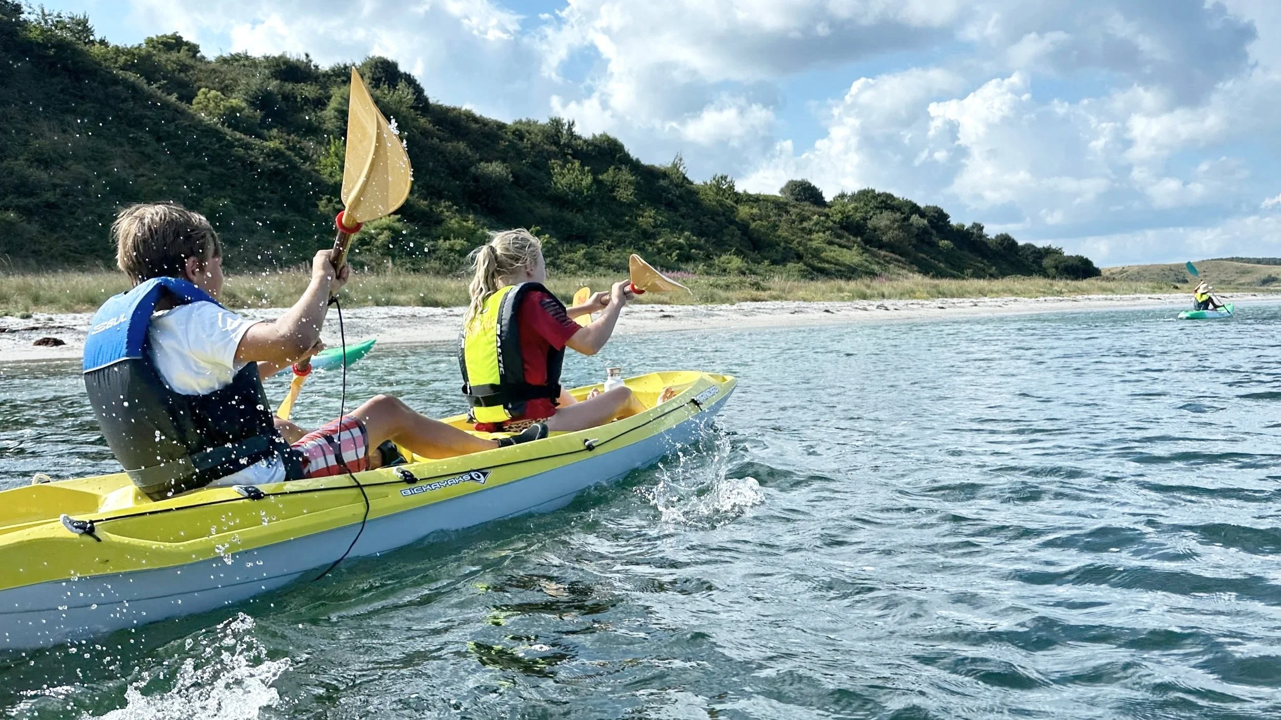 SUP, vandaktiviteter, kajak, naturoplevelser, yoga, styrketræning, camping og campstemning for hele familien på Surfcamp Samsø eller Vand & Velvære. For børn, voksne, hele familien, vennerne og alle aldre