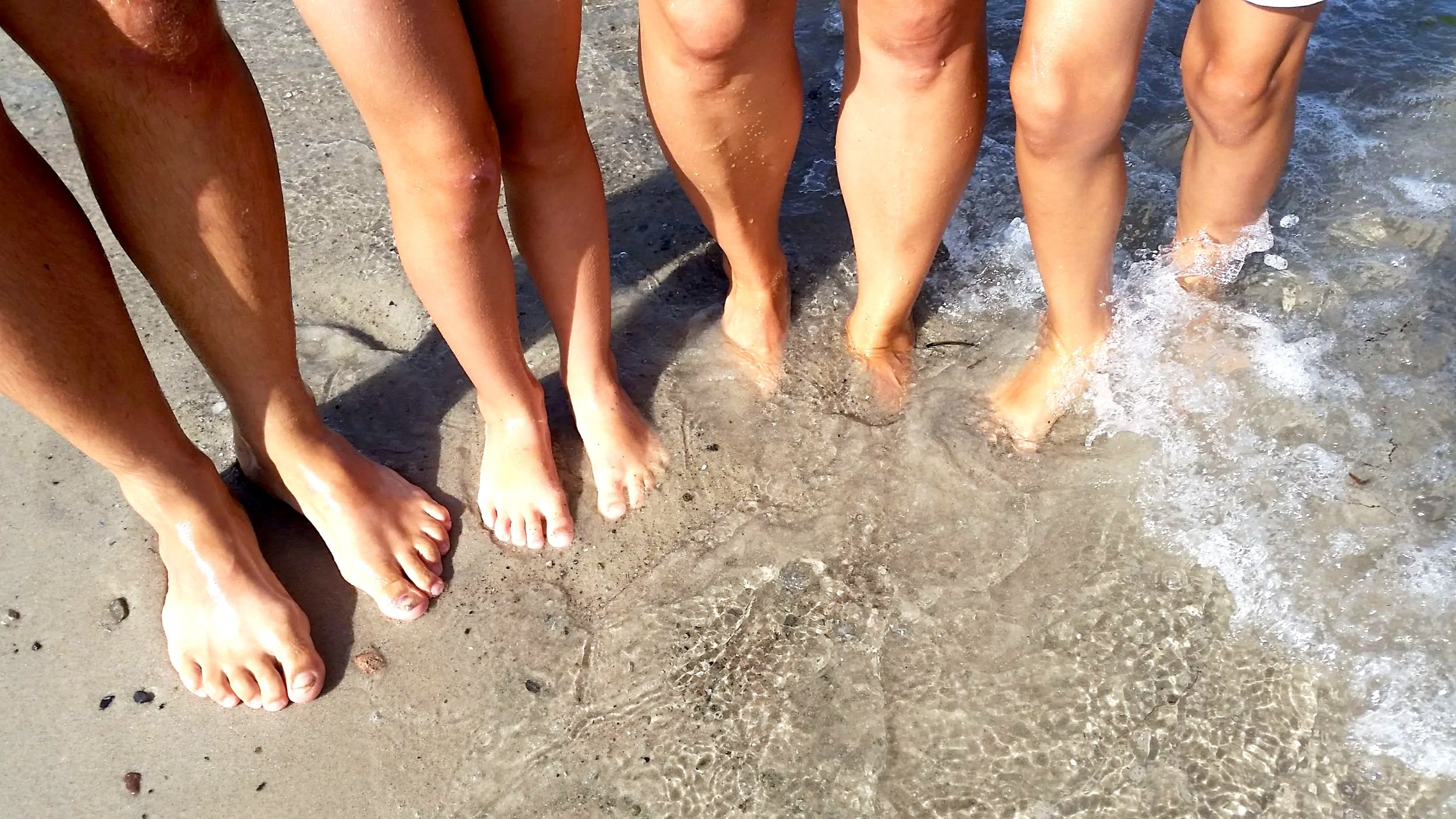 SUP, vandaktiviteter, kajak, naturoplevelser, yoga, styrketræning, camping og campstemning for hele familien på Surfcamp Samsø eller Vand & Velvære. For børn, voksne, hele familien, vennerne og alle aldre