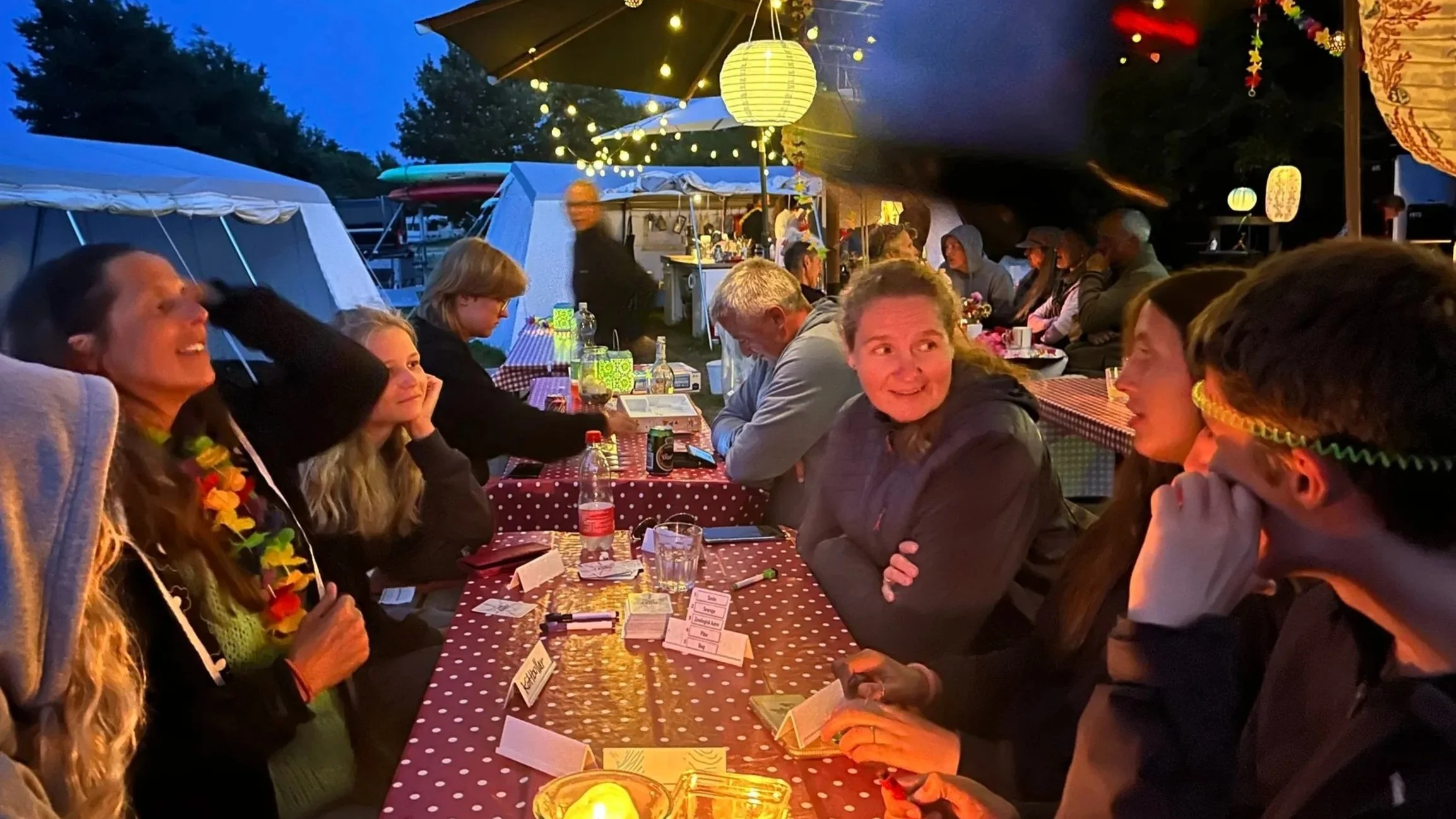 SUP, vandaktiviteter, kajak, naturoplevelser, camping og campstemning for hele familien på Surfcamp Samsø eller Vand & Velvære.