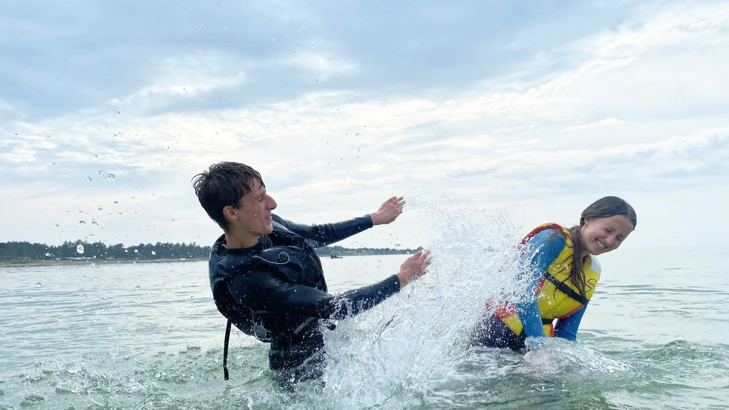 SUP, vandaktiviteter, kajak, naturoplevelser, camping og campstemning for hele familien på Surfcamp Samsø eller Vand & Velvære.
