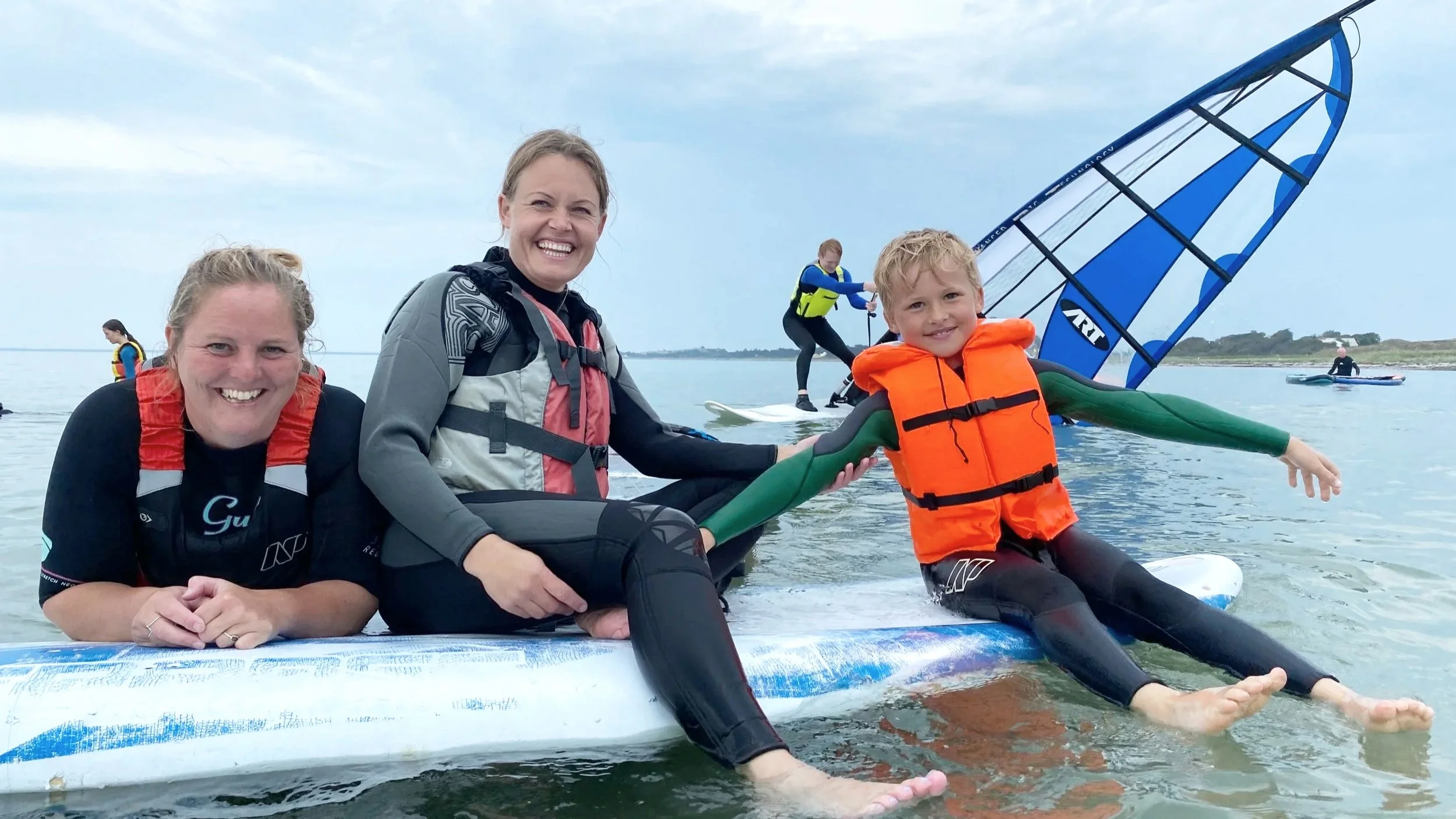 SUP, vandaktiviteter, kajak, naturoplevelser, yoga, styrketræning, camping og campstemning for hele familien på Surfcamp Samsø eller Vand & Velvære. For børn, voksne, hele familien, vennerne og alle aldre