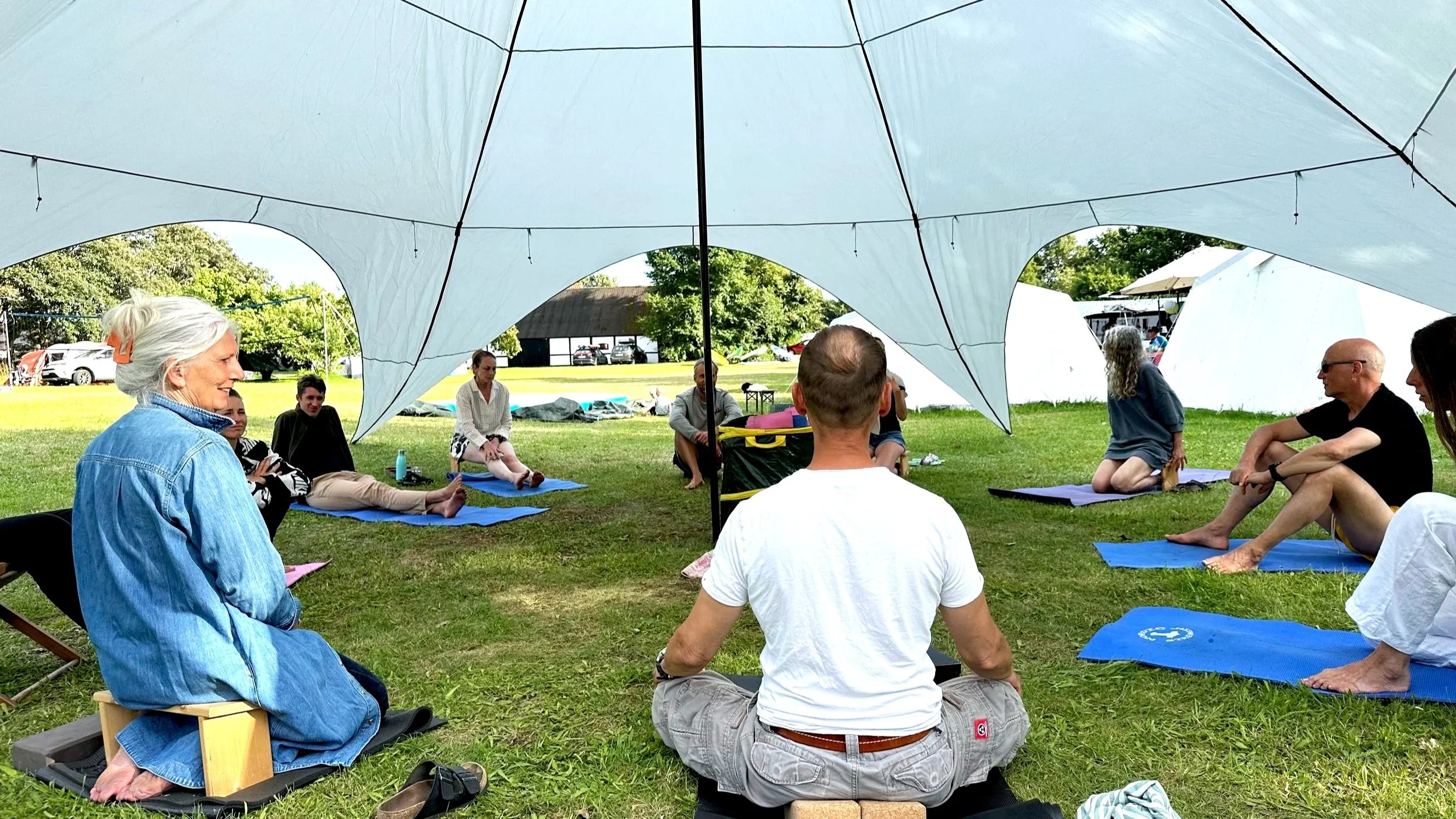 SUP, vandaktiviteter, kajak, naturoplevelser, yoga, styrketræning, camping og campstemning for hele familien på Surfcamp Samsø eller Vand & Velvære. For børn, voksne, hele familien, vennerne og alle aldre