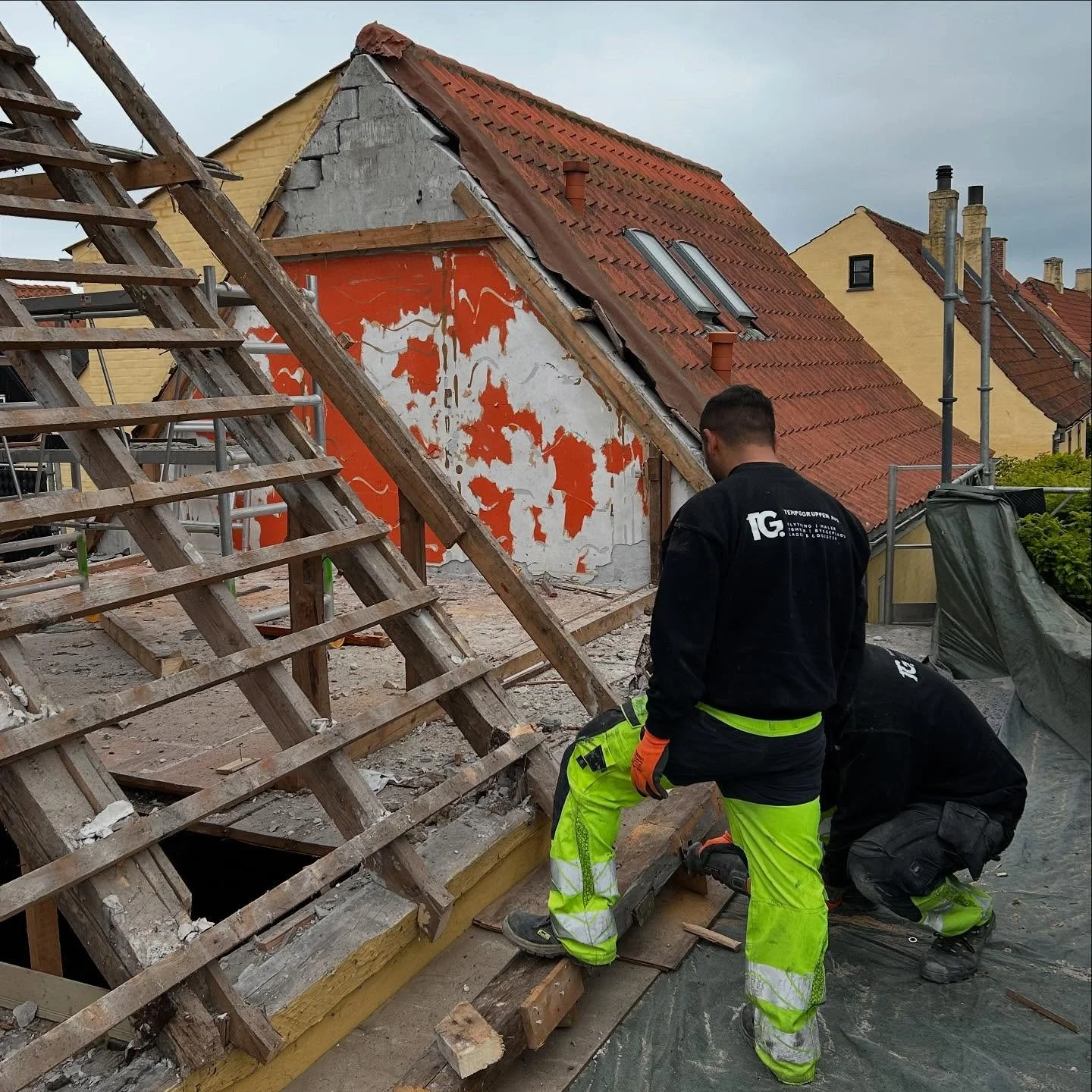 Fredag, gr&aring;vejr og fuld fart p&aring;! 🌧👷&zwj;♂️🔨

Vores byggeserviceafdeling er i gang med n&aelig;nsom nedrivning af et bevaringsv&aelig;rdigt tag midt i byen. Her handler det om respekt for historien &ndash; og godt, gammeldags h&aring;nd
