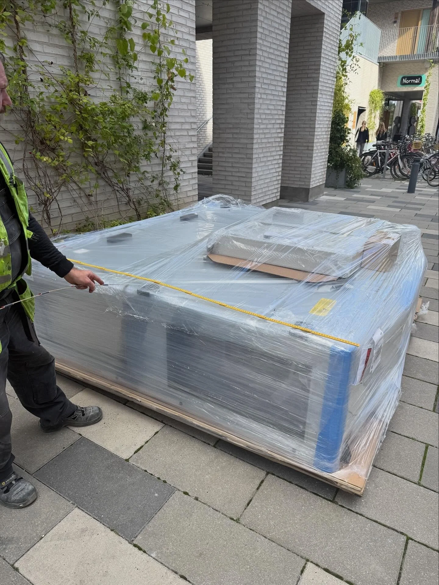 🚧 N&aring;r maskiner ikke kan komme til &ndash; s&aring; g&oslash;r vi! 💪

Hos Tempogruppen har vi specialister i tungl&oslash;ft, og her fik vores team en ventilationsenhed p&aring; flere hundrede kilo sikkert ind p&aring; plads- midt i et byggeri