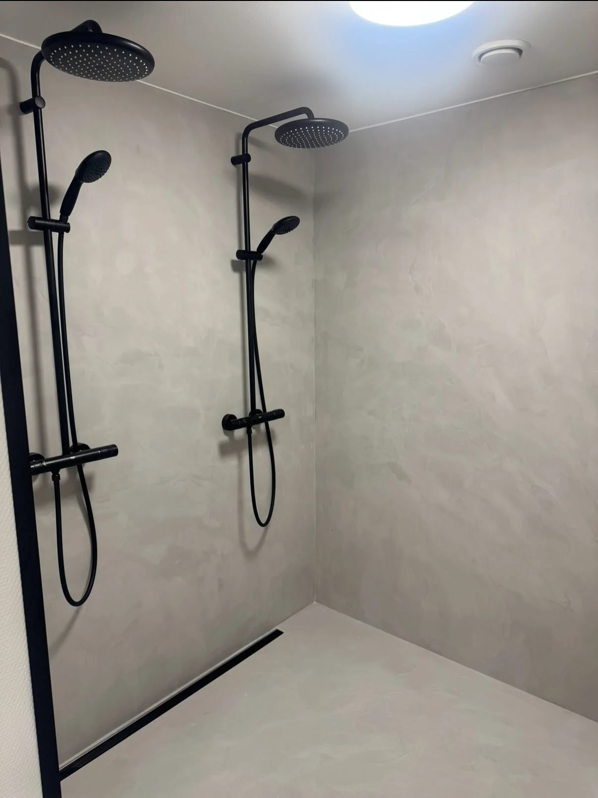 Godt h&aring;ndv&aelig;rk taler for sig selv 👏

Her er et glimt fra et af vores seneste projekter, hvor vores malerafdeling har forvandlet et badev&aelig;relse med microcement, en moderne, elegant og holdbar l&oslash;sning, der kr&aelig;ver b&aring;