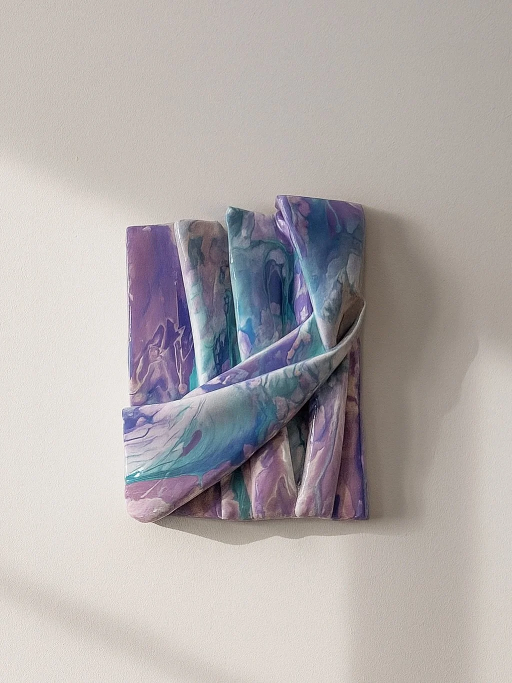 Sin deslizar a la segunda foto, &iquest;sabr&iacute;as decir en qu&eacute; obra y artista est&aacute; inspirada la m&iacute;a?

&iquest;No? Vale, puedes deslizar.

Esta pieza de resina nace inspirada en los nen&uacute;fares de Claude Monet.
Siempre m