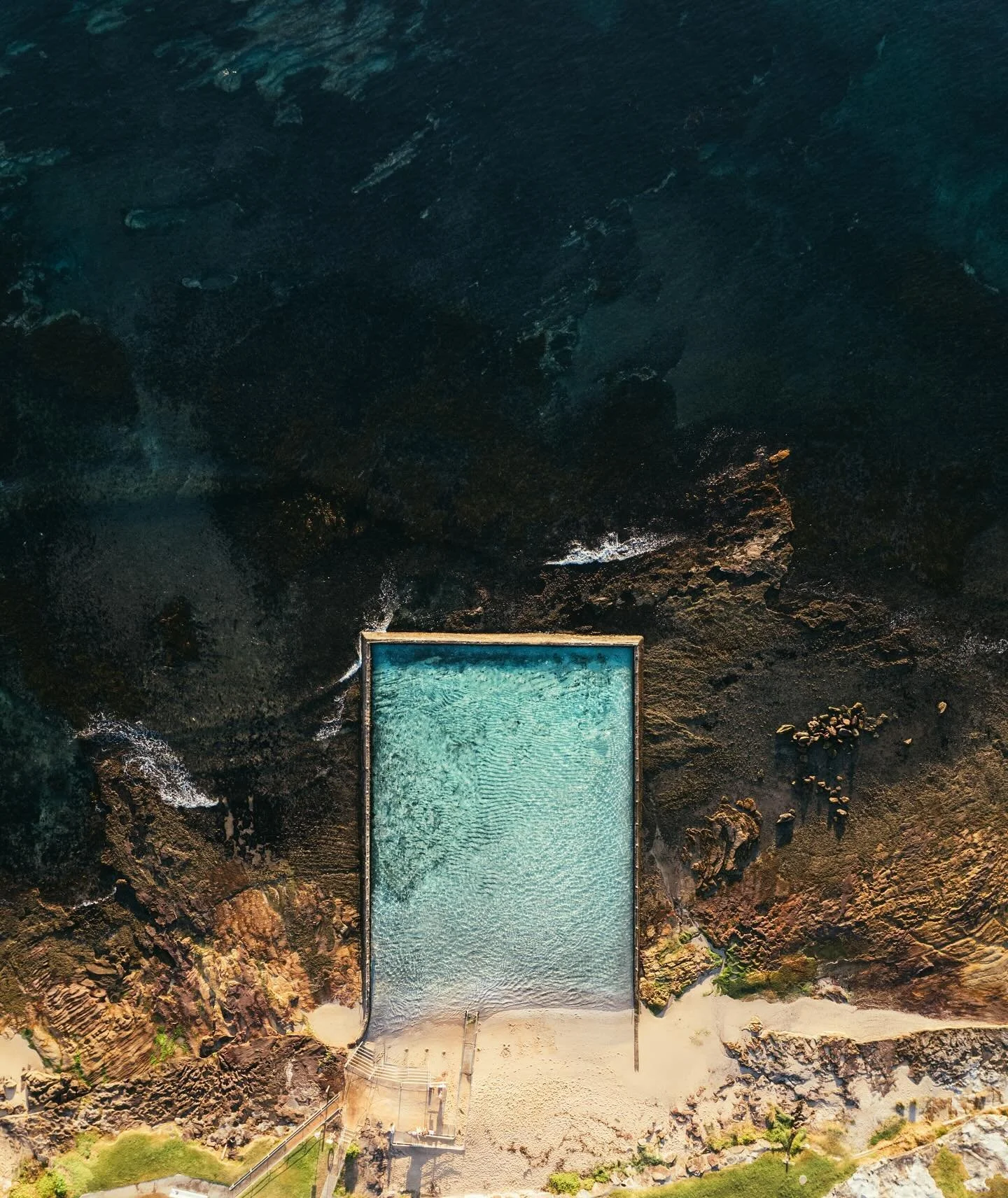 SHELLY BEACH 🩶 This print we reccomend for darker interiors. Create a mood in your space like no other. Exclusive prints also avaliable if you want to be the only one with a certain piece 🔒🐬