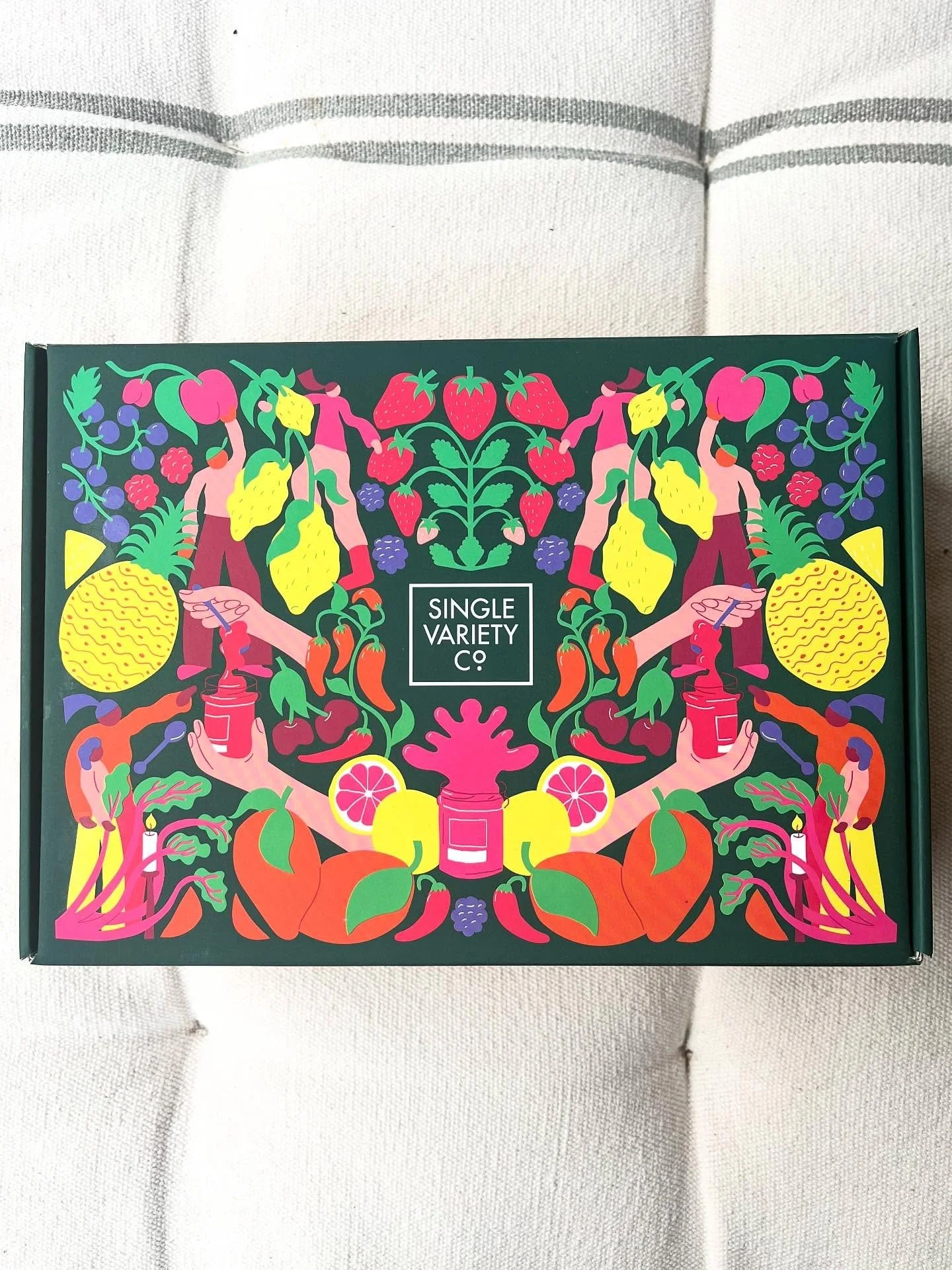 New gift box for @singlevarietyco featuring 17 different fruits from as many  of their delicious jams as I could squeeze in. The box showcases the story of jam making - from picking fruit on the top, to cooking and boxing in the jam factory on the lo