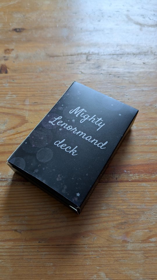 OMG OMG OMG OMG!
Het is er eindelijk!
Mijn Mighty Lenormand deck!
Ik heb er zo verschrikkelijk lang aan gewerkt, maar nu is het hier EIN-DE-LIJK!
Tot ik het op de webshop heb kunnen zetten, kan je jouw exemplaar nog bemachtigen via de kickstarter i