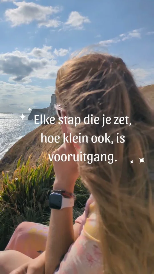 Keep going.
Eer de kleine stapjes.
Heb je een betekenisvol gesprek gehad met een vreemde? Top. Heb je iemand wat kunnen bij renten over je visie? Heb je een idee gekregen en het neergeschreven? Heb je stilgestaan bij een actie en gereflecteerd?
G