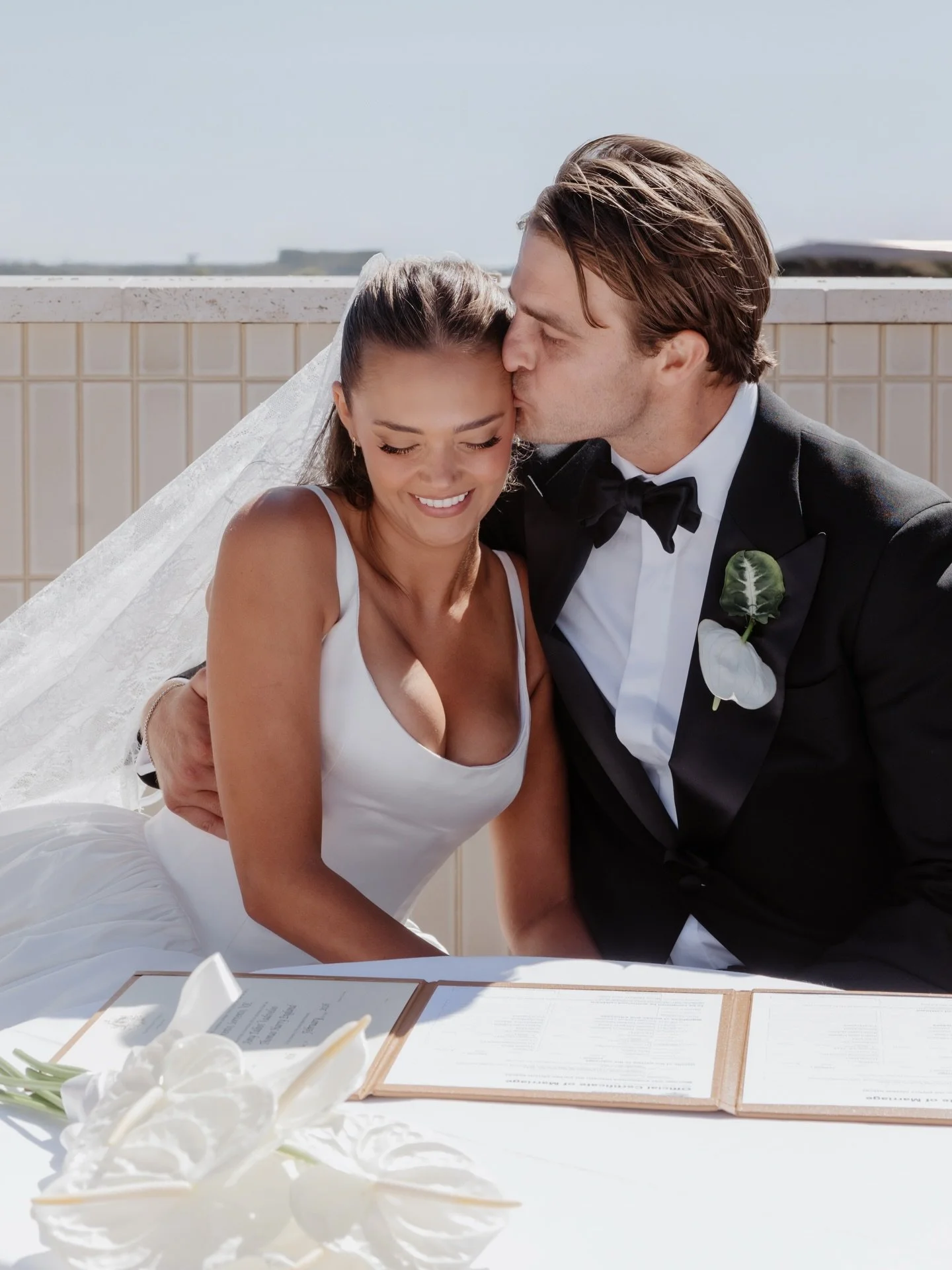 A&amp;T &mdash; A modern and minimalist celebration where timeless romance meets refined design. Sculptural calla lillies, seashell name cards, and a champagne water feature.

Planner, Stylist &amp; Coordination&nbsp;@thenuptialcollective
Photographe
