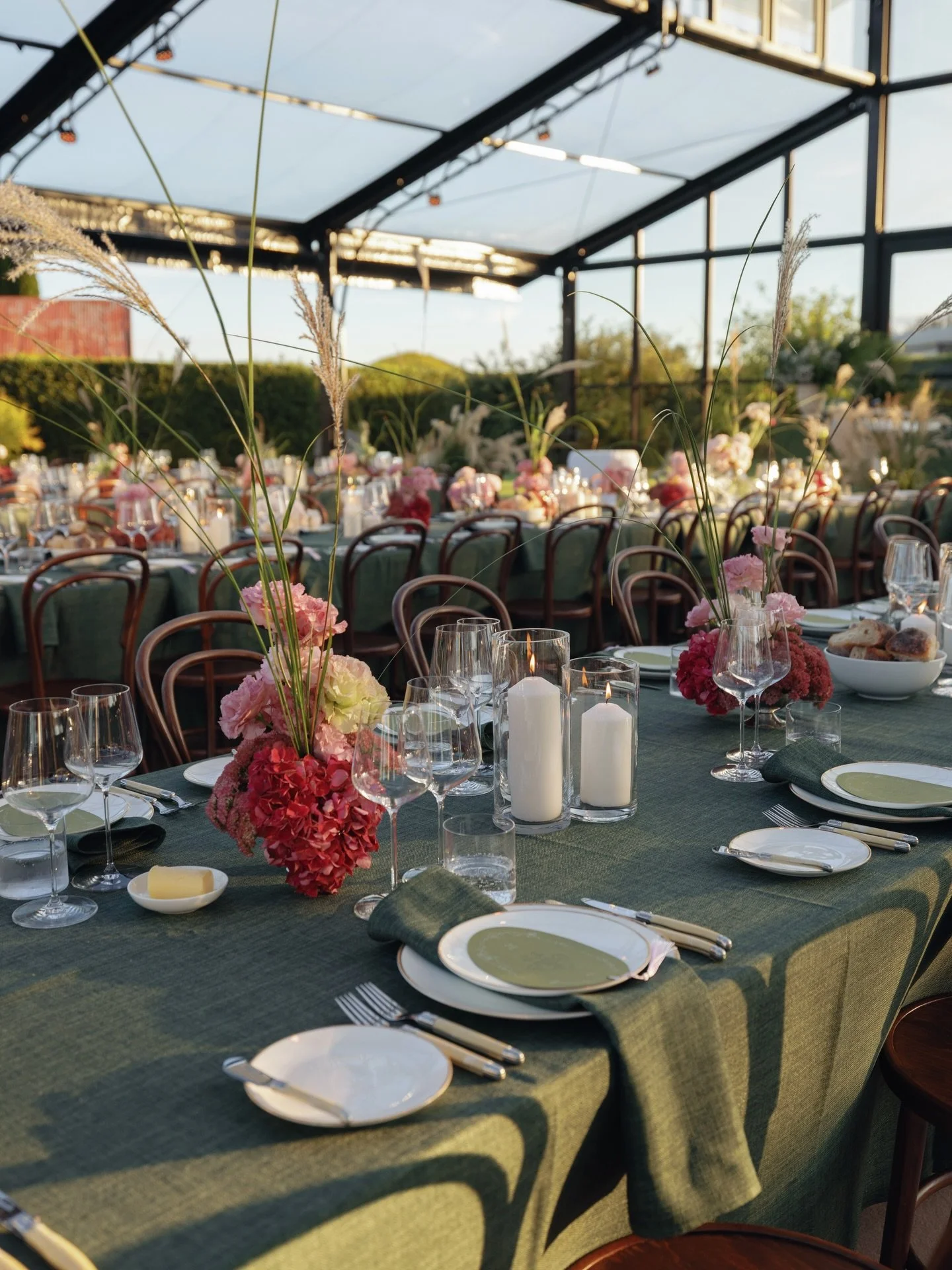 I&amp;L &mdash; Pastoral Po&egrave;me 🏹 
Bringing the aesthetics of the natural garden beds on the property into the marquee for reception, through the of the same floral ingredients on the tablescape as is seen around the gardens. The marquee was b