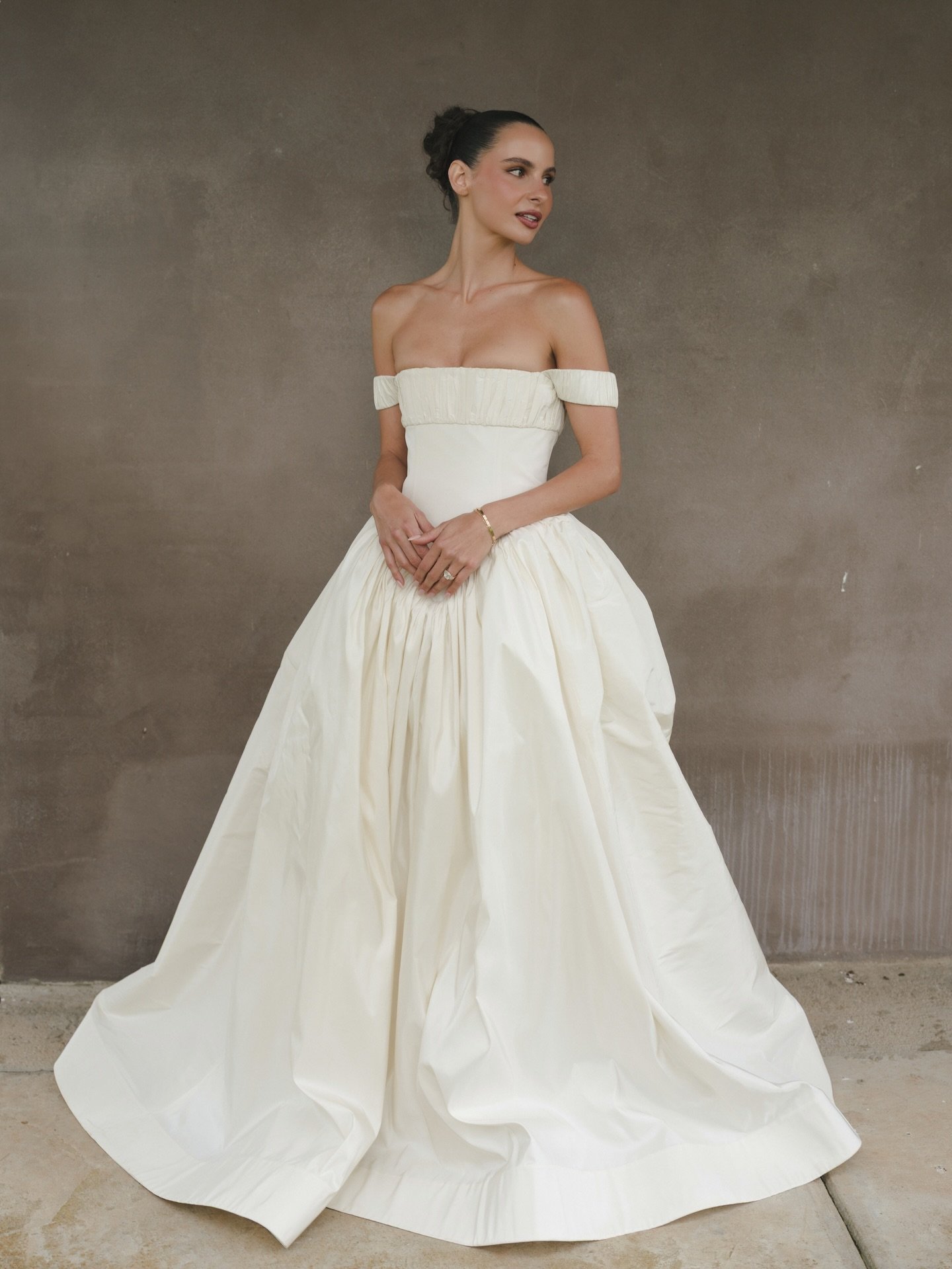 Darcee wore a vintage-style dress by @shop_cinq with a warm off-white hue and romantic silhouette, aligning to her personal style.

Captured by @jackhenryphoto