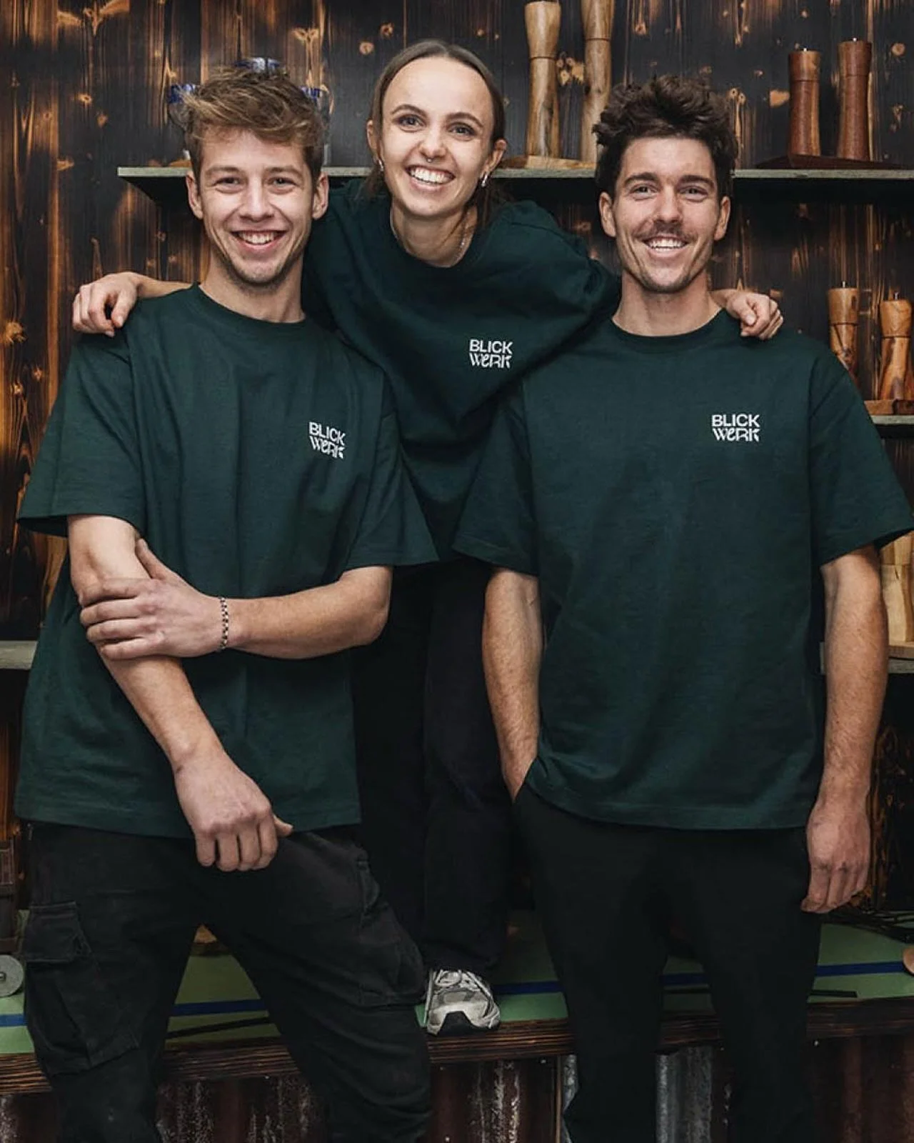 Heute feiern wir unser 1-j&auml;hriges Jubil&auml;um! 🥳 

Ein Jahr voller neuen Erfahrungen, spannenden Begegnungen, lehrreichen Stunden, innovativen Ideen und ganz viel Freude. Freude an dem, was wir machen, Freude an unseren Produkten und die Freu