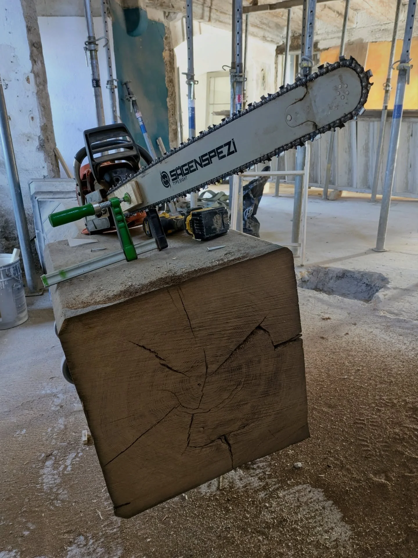Couchtisch mit &uuml;ber 450-j&auml;hrigem Holz aus dem historischen Geb&auml;ude Hof zu Wil.✨

Insgesamt sind nur zwei Abschnitte von dieser originalen Steinhaus Kellers&auml;ule verf&uuml;gbar. Die verbleibende S&auml;ule wurde wieder im Hof verbau