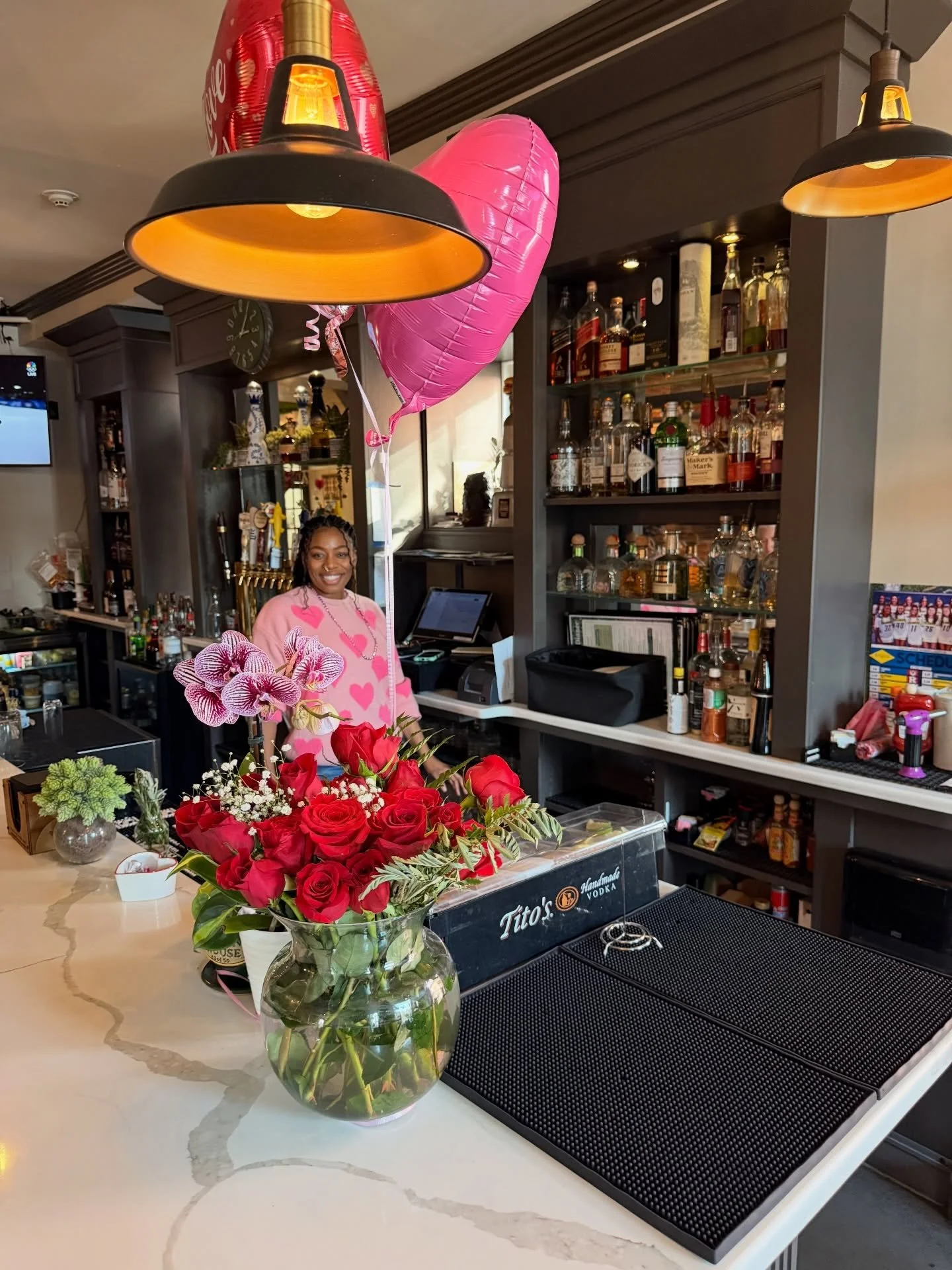 Roses are red,
Our florals are lush,
Order the Surf &amp; Turf&hellip;
And maybe a Garden Kiss Fizz for your crush. 💋🌿

Valentine&rsquo;s Weekend Specials are here Feb 13&ndash;15 &mdash; from brul&eacute;ed brie to lobster tails and chocolate mart