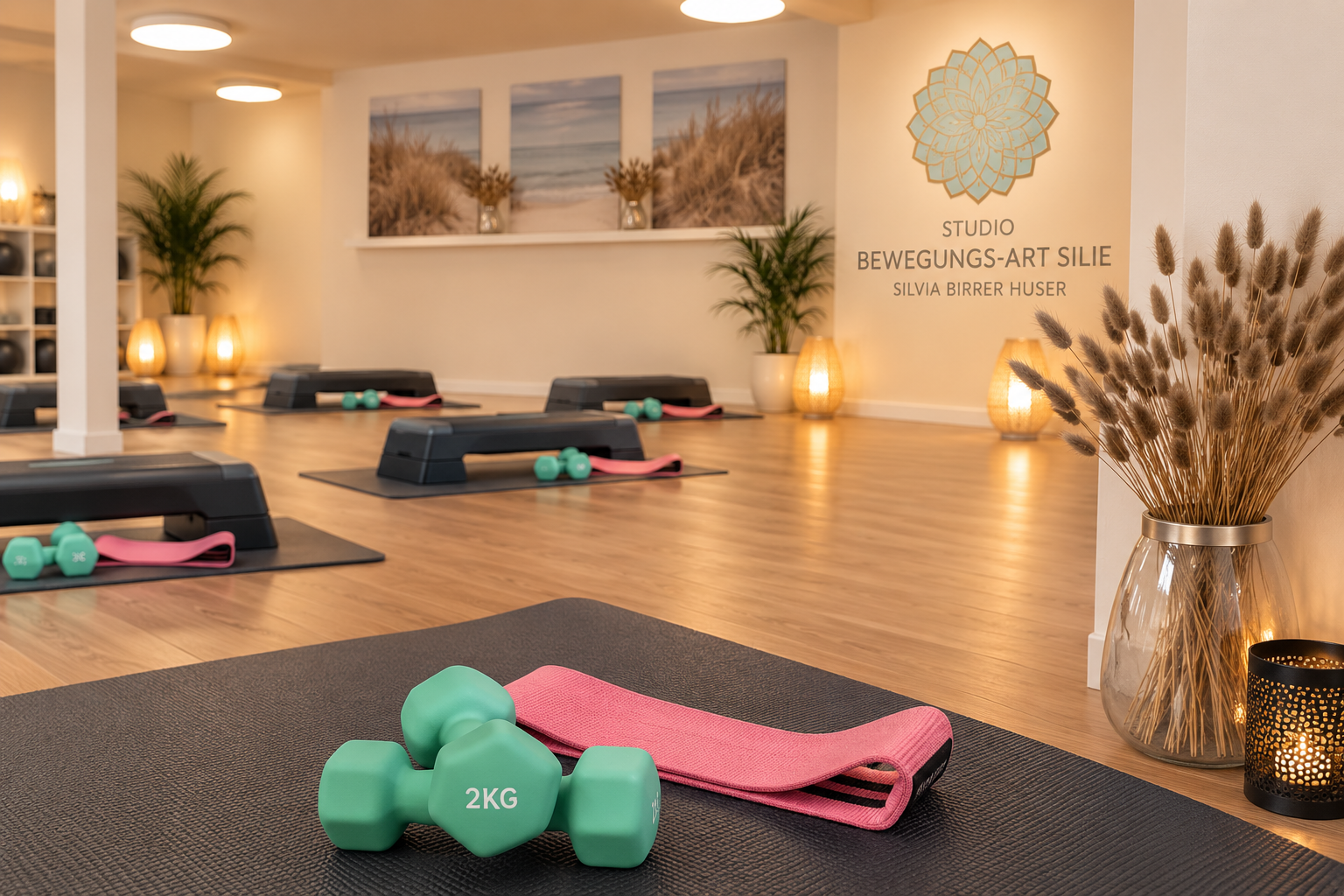 Innenansicht eines Yoga-Studios mit Yoga-Matten, kleinen Hanteln, Wasserflaschen und widerstandsbads, dekoriert mit Pflanzen, Wandbildern und Laternen.