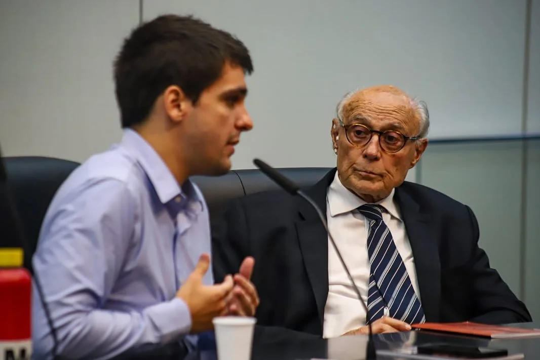 Na &uacute;ltima quinta-feira, nosso diretor Tom&aacute;s Paes de Carvalho esteve na ALESP com o Deputado Eduardo Suplicy e sua equipe para uma forma&ccedil;&atilde;o sobre o Cap and Share, proposta que liga a renda b&aacute;sica &agrave; a&ccedil;&a