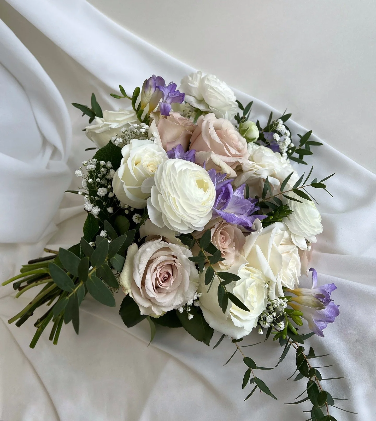 A whimsical and light bridal bouquet with a touch of purple 🫧💜

#LeBouquet #FloralDesign #YYCflorist
#bridalbouquet #ranunculus #weddingflorist