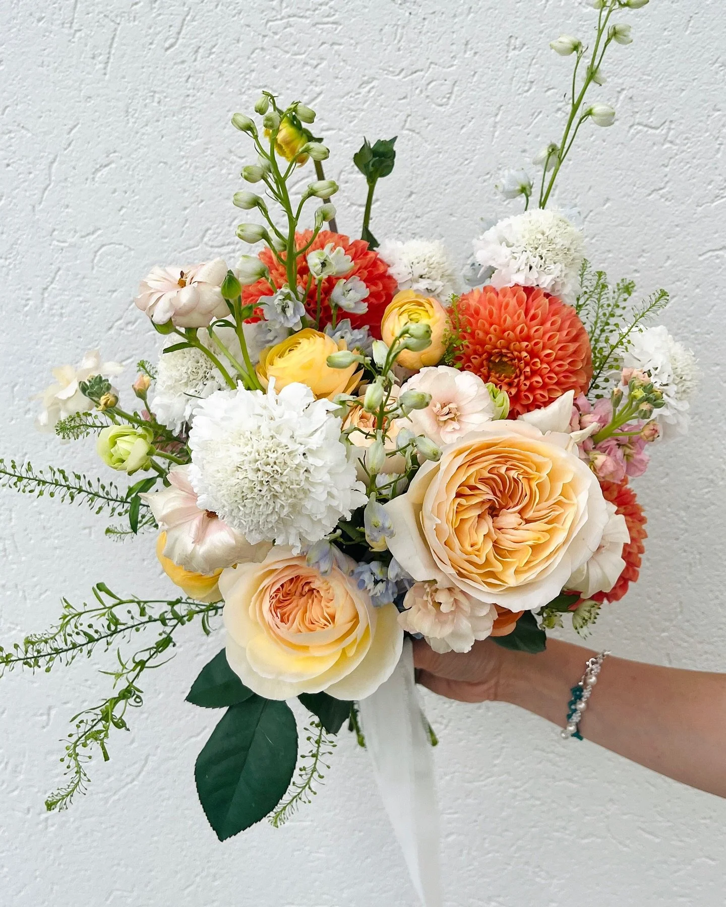 Brightening up your feed with this beautiful, colourful blend of garden roses, dahlias, and sweet scabious 🌸🫧

#LeBouquet #FloralDesign #YYCflorist
#flowers #bridalbouquet #weddingflorist