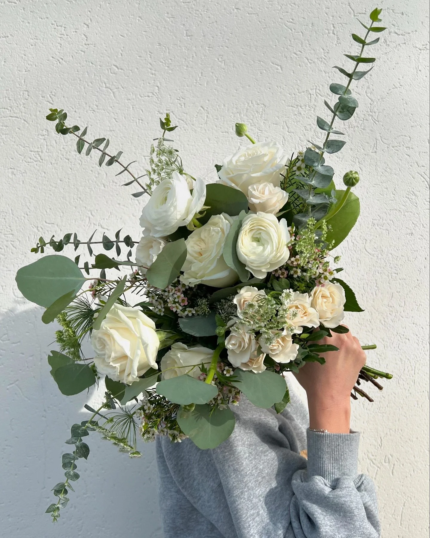 A hint of boho in this bridal bouquet 🌱☀️

#LeBouquet #FloralDesign #YYCflorist
#flowers #bridalbouquet #weddingflowers #boho #weddingflorist