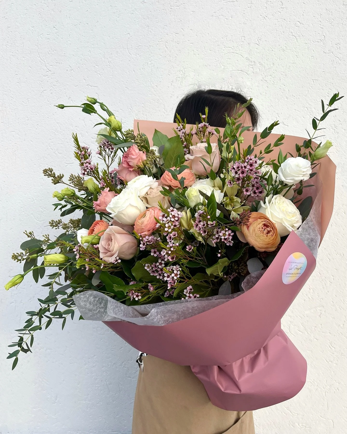 Starting our weekend off with some R&amp;R (roses and ranunculus)! 😉🌸✨

#LeBouquet #FloralDesign #YYCflorist
#flowers #bouquet #birthdayflowers #roses #ranunculus