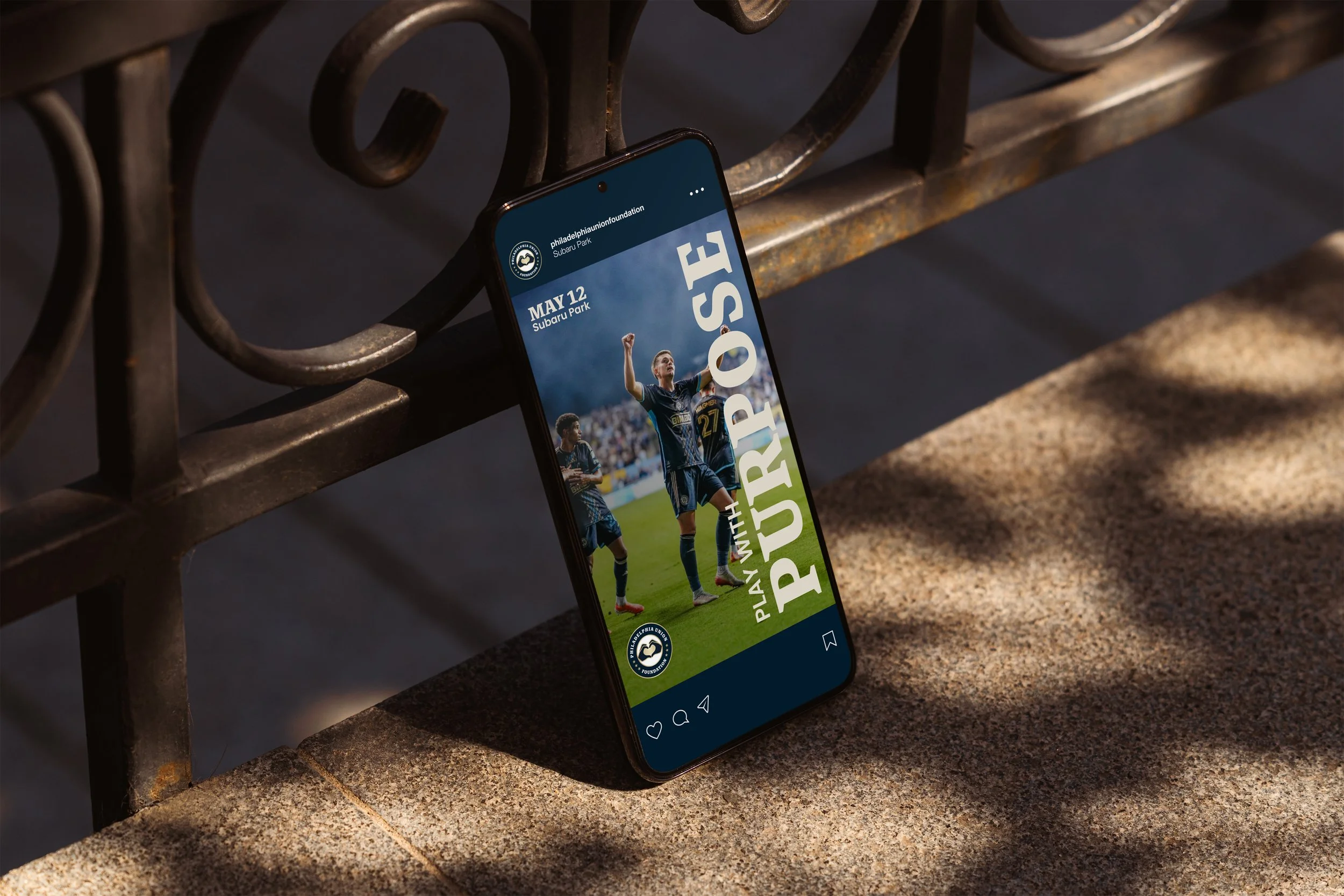 Smartphone_on_the_Ground.jpg