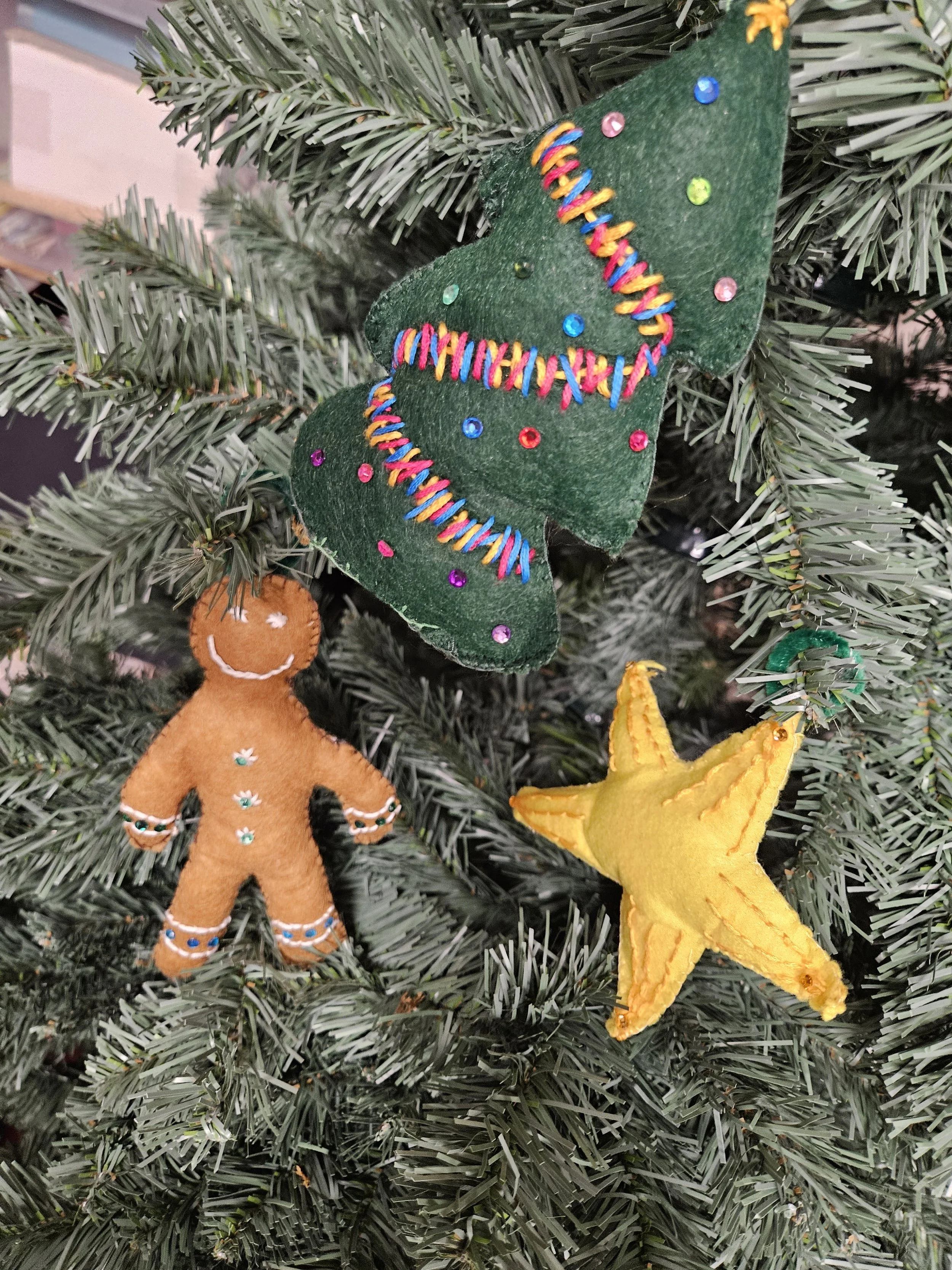 felt decorations 3 family 2 hours.jpg