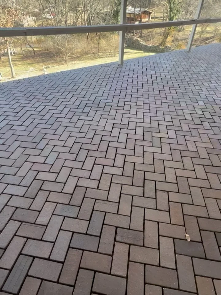 When craftsmanship meets design. 

Herringbone perfection by Leo&rsquo;s Masonry and @ellecordesign