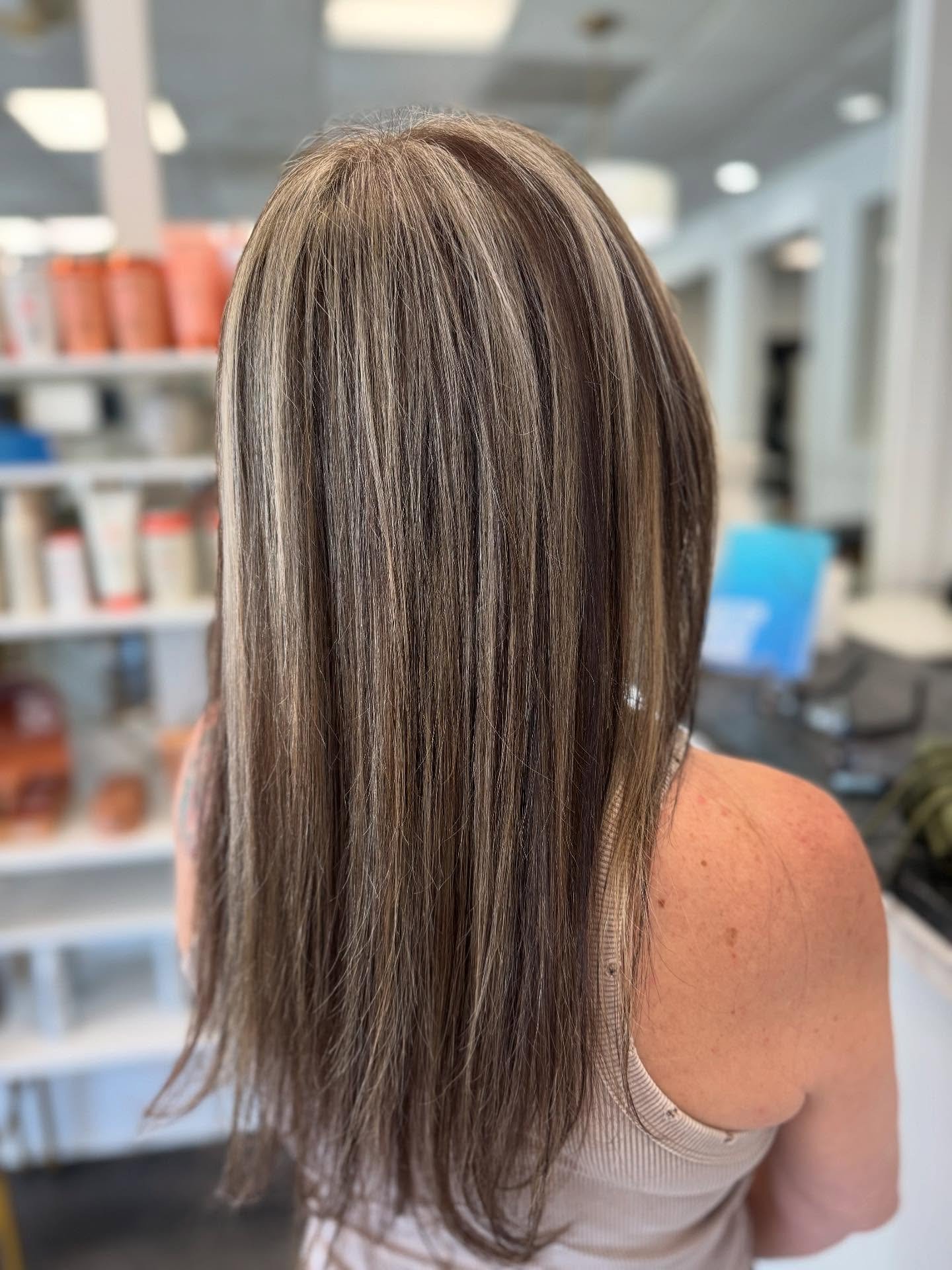 Sunlight in every strand ☀️
partial highlights & haircut done by @ama_hair_
📍Fairfield, CT
• call 203-292-5835 to book!
•
•
#highlightseveryone #hairstylist #haircut #hairstyle #hairgoals #hairdresser #salon #hairsalon #haircare
