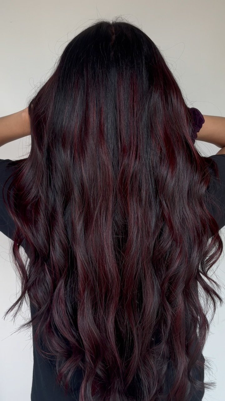 Sippin’ on this new shade like it’s summer all year ☀️🍒🥤
Balayage done by @angiestechniques
styled by Michelle
📍Darien, CT
• DM to book your appointment today!
• link also in BIO 📆
• new clients receive 20% off their