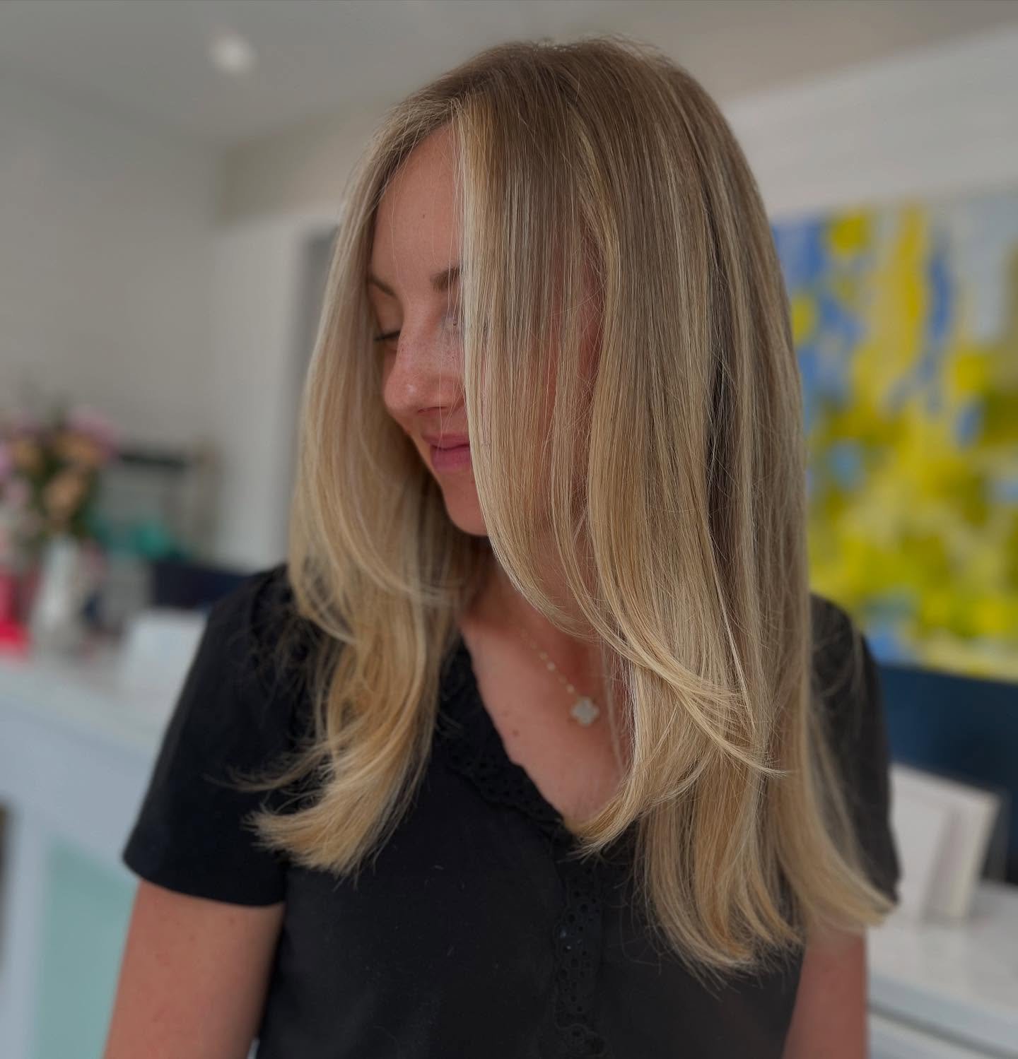Blondes really do have more fun… especially with a fresh gloss. 💫
highlights done by @angiestechniques
•
•
• click link in bio to book today 🔗
#balayageartists #moneypiecehighlights #moneypiece #hairgoals😍 #blondeshavemorefu