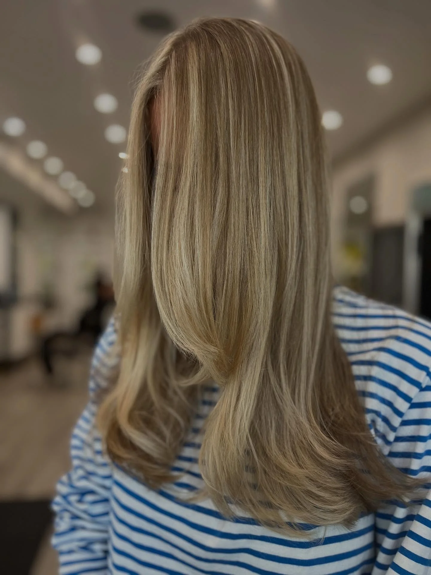 Catching the light just right ✨ Fresh highlights, brighter vibes
highlights & haircut done by @beautyhairby_bora
📍Darien, CT
• call 203-202-7266 to book your hair inspiration now:)
• new clients receive 20% off their service of choi