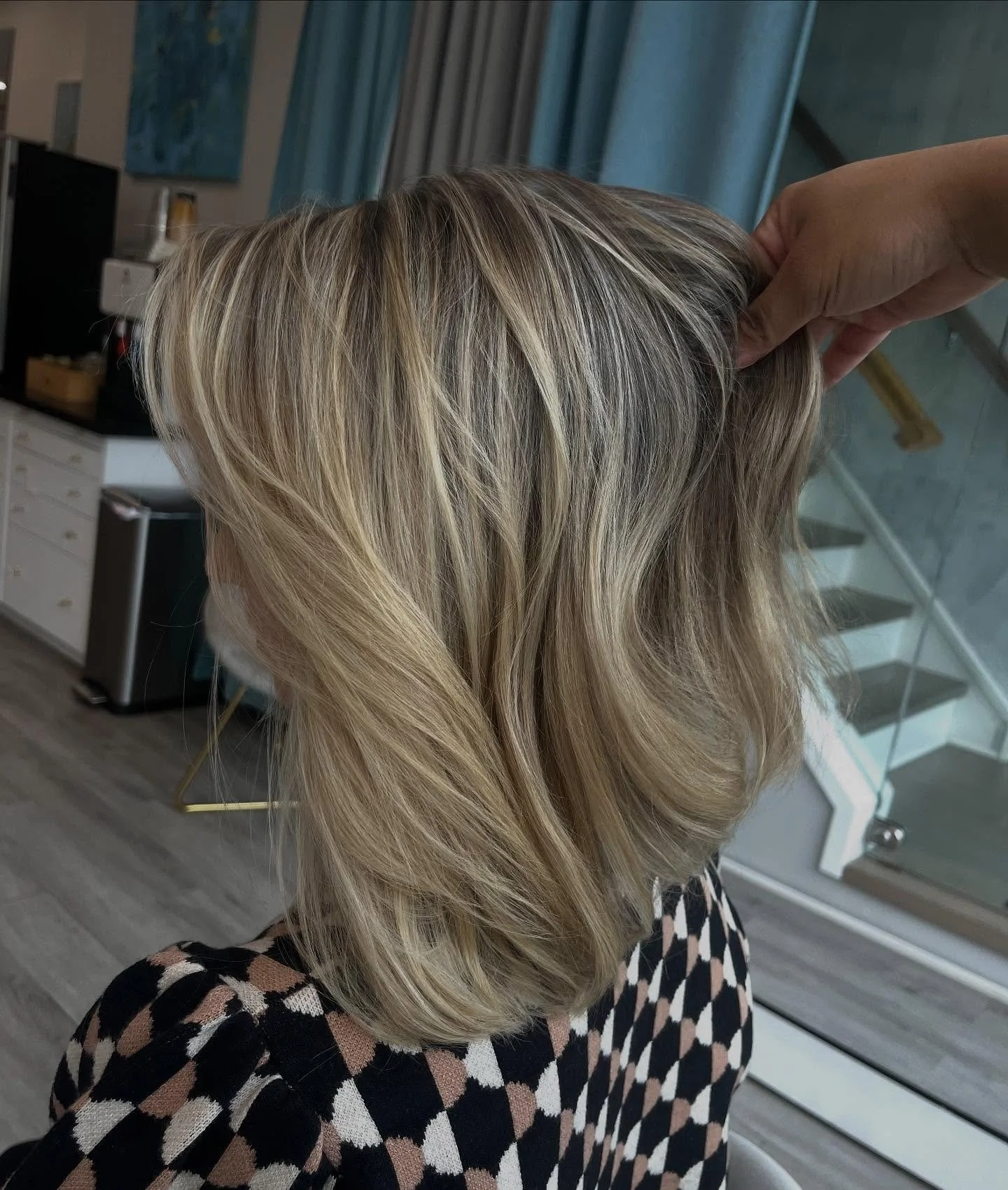 Layers + brightness = fall ready ✨ 
Highlights by @innovateyourhair 
haircut by @beautyhairby_bora 
CKC Darien📍
• 
•
#highlightshair #wellacolor #wellapassionistas #wellacolortouch #hairgoals #blondeforfall🍁 #blondehairdontcare #backtomyr