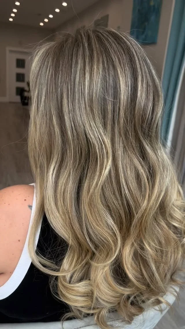 Seasonal refresh? Go blonde for fall 🍂✨
highlights & haircut done by @beautyhairby_bora 
— text 203-571-9497 or tap the link in bio 💛
•
•
#darienct #hairstylist #balayageartists #hairgoals #beforeandafterhair #hairoftheday #hair