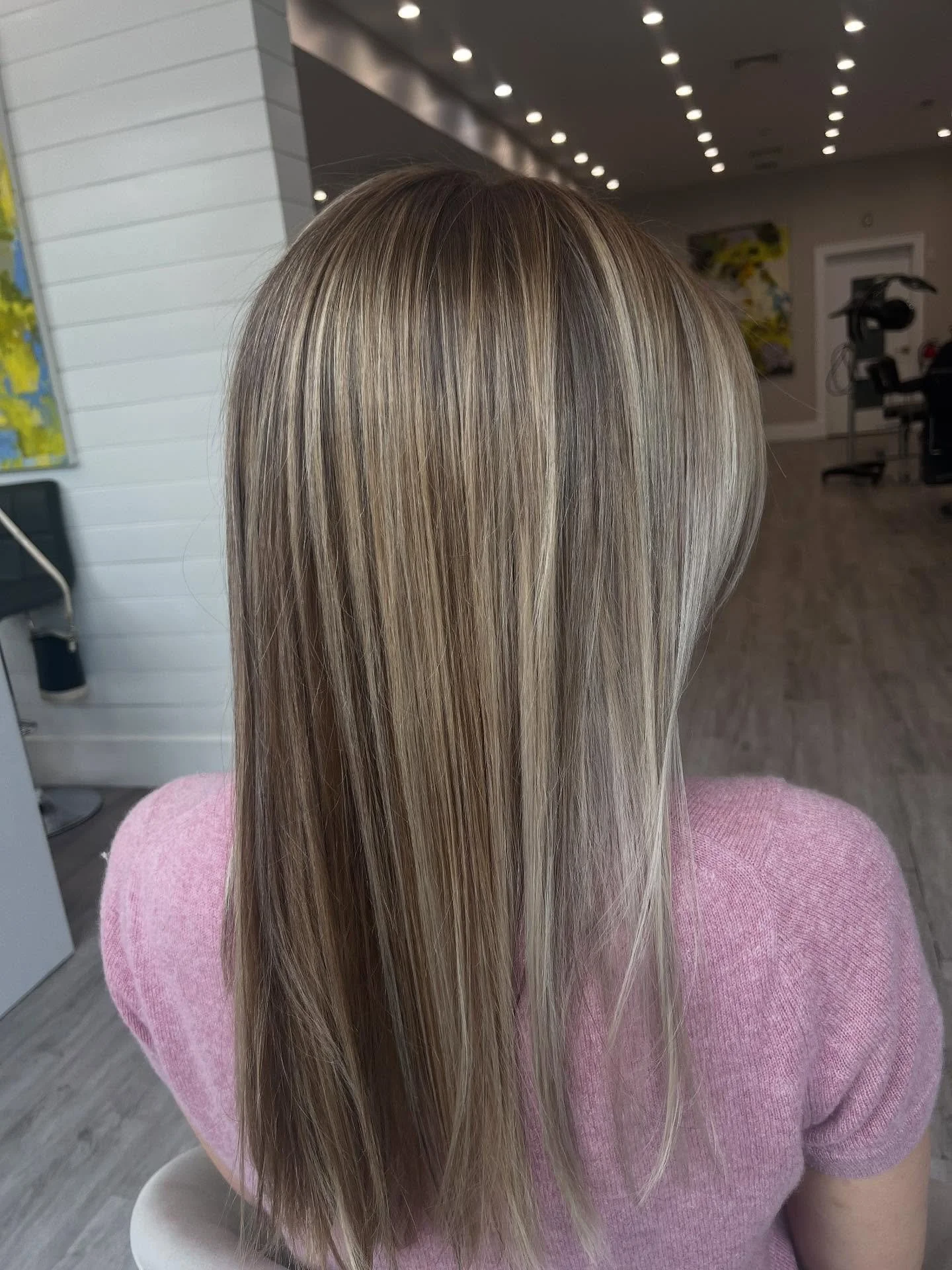 Subtle brightness to keep your blonde alive this fall 💫
color done by @coloredprettybysierra 
📍Darien, CT 
• DM to book (link in BIO) 
• new clients receive 20% off their service of choice! 
•
•
#balayageombré #balayageda