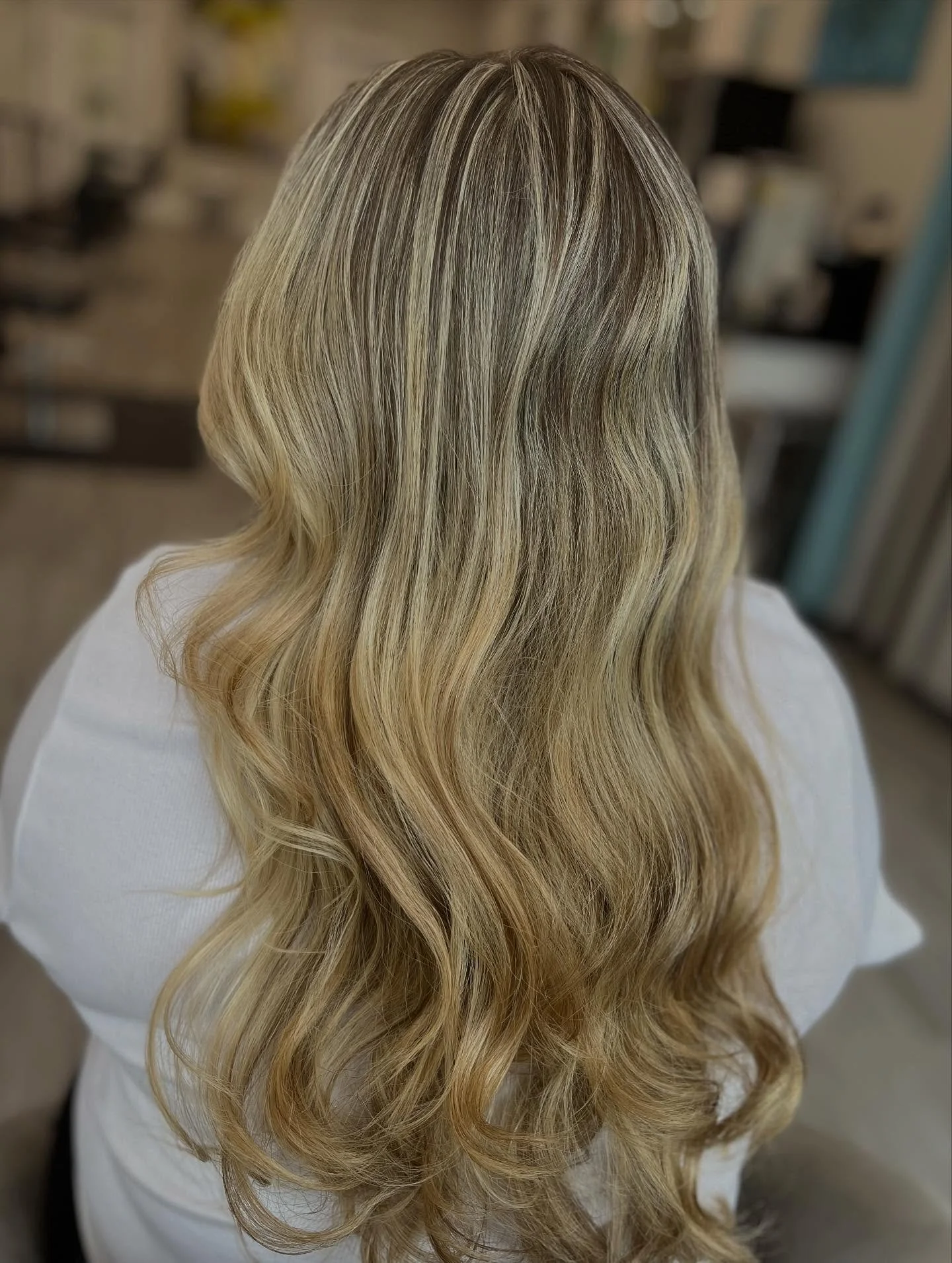 Blondes don’t hibernate for fall ✨🍁
Full highlights, cut and style done by @beautyhairby_bora 
📍Darien, CT 
• text 203-571-9497 to book your appointment today! 
• new clients receive 20% off their service of choice! 
•
•
#