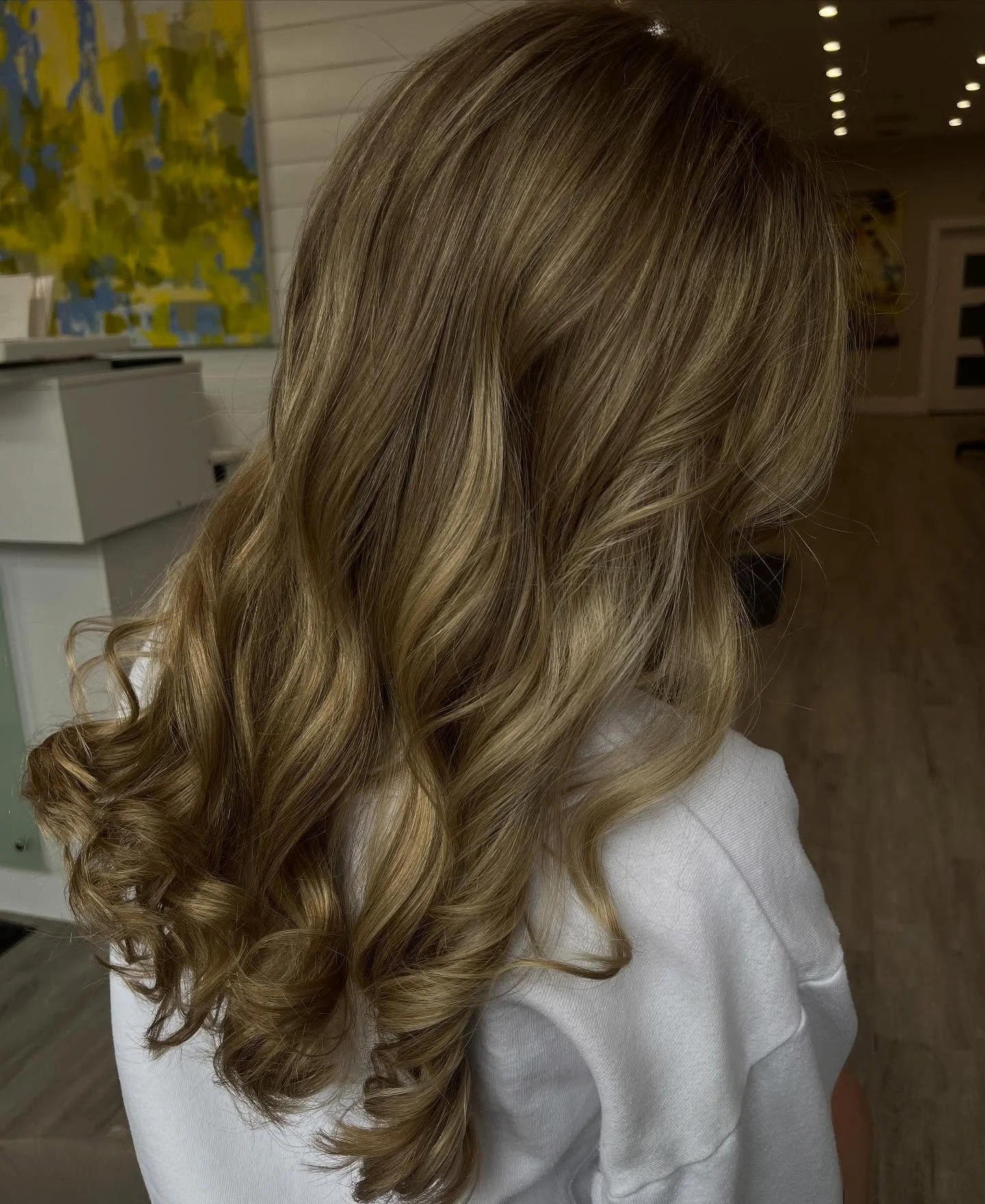 Framing the face, falling for the season 🤎
Face frame highlights, glaze and haircut done by @beautyhairby_bora 
• call 203-202-7266 to book your appointment today! •
•
#balayage #darienct #fairfieldcountyct #fairfieldcountymoms #after