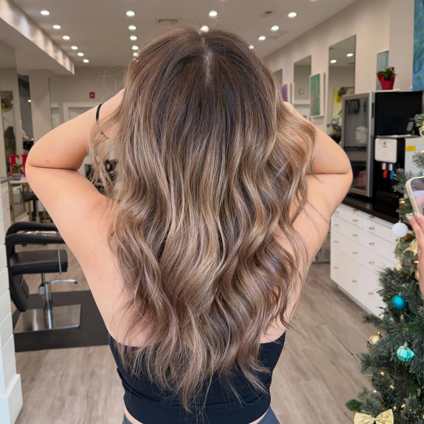Root shadow, fresh glaze, flawless blowout&hellip; the trio we love ✨
Hair done by @__hairbyalexa__ 
📍Darien CT 
&bull; call 203-202-7266 to book today! 
&bull;
&bull;
#balayagedandpainted #balayageombr&eacute; #rootshadow #rootmeltbalayage #rootmel