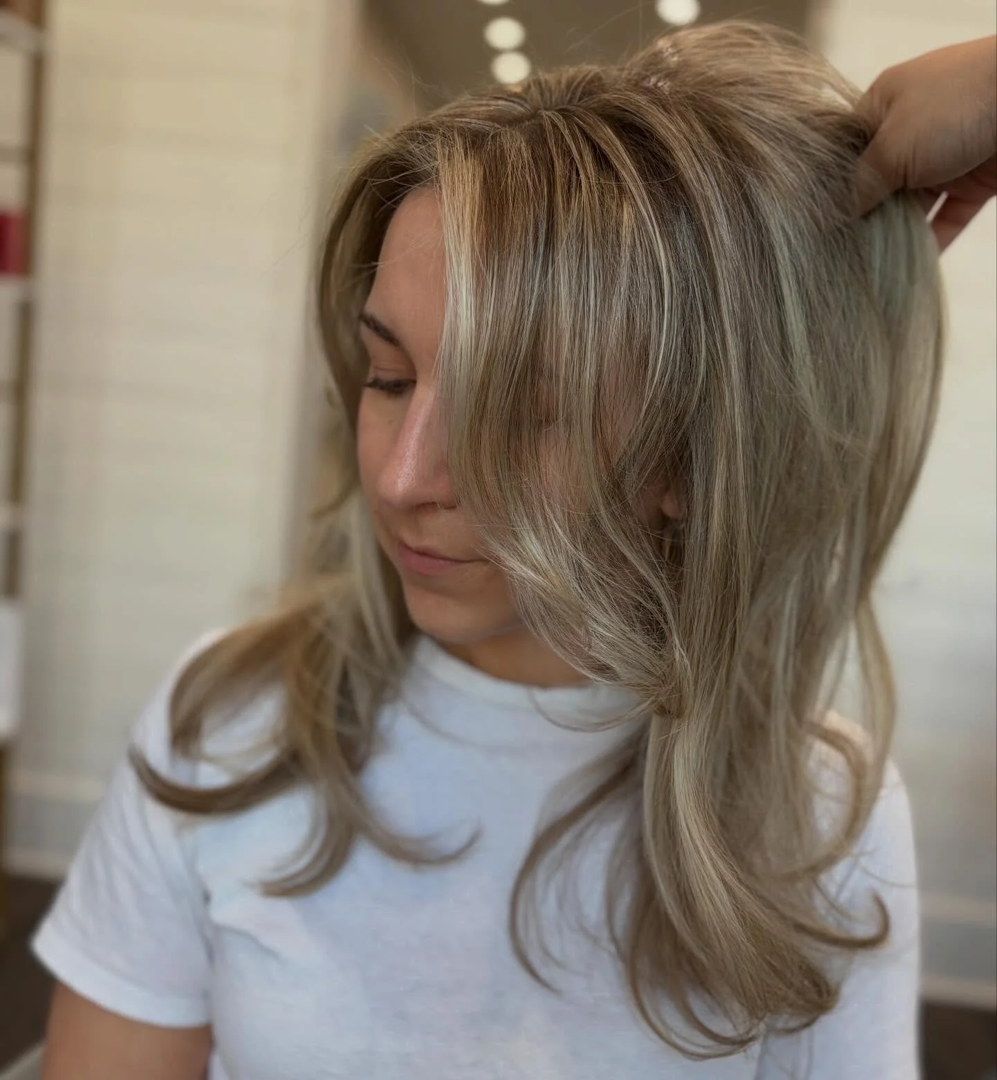Bright where it matters most 💫 
Face frame glow &amp; cut by Elianny @innovateyourhair 
🌎Darien, CT 
📞 203-202-7266 to book your appointment today! 
&bull;
&bull;
#faceframehighlights #moneypiecehighlights #haircut #hairstyles #hairofinstagram