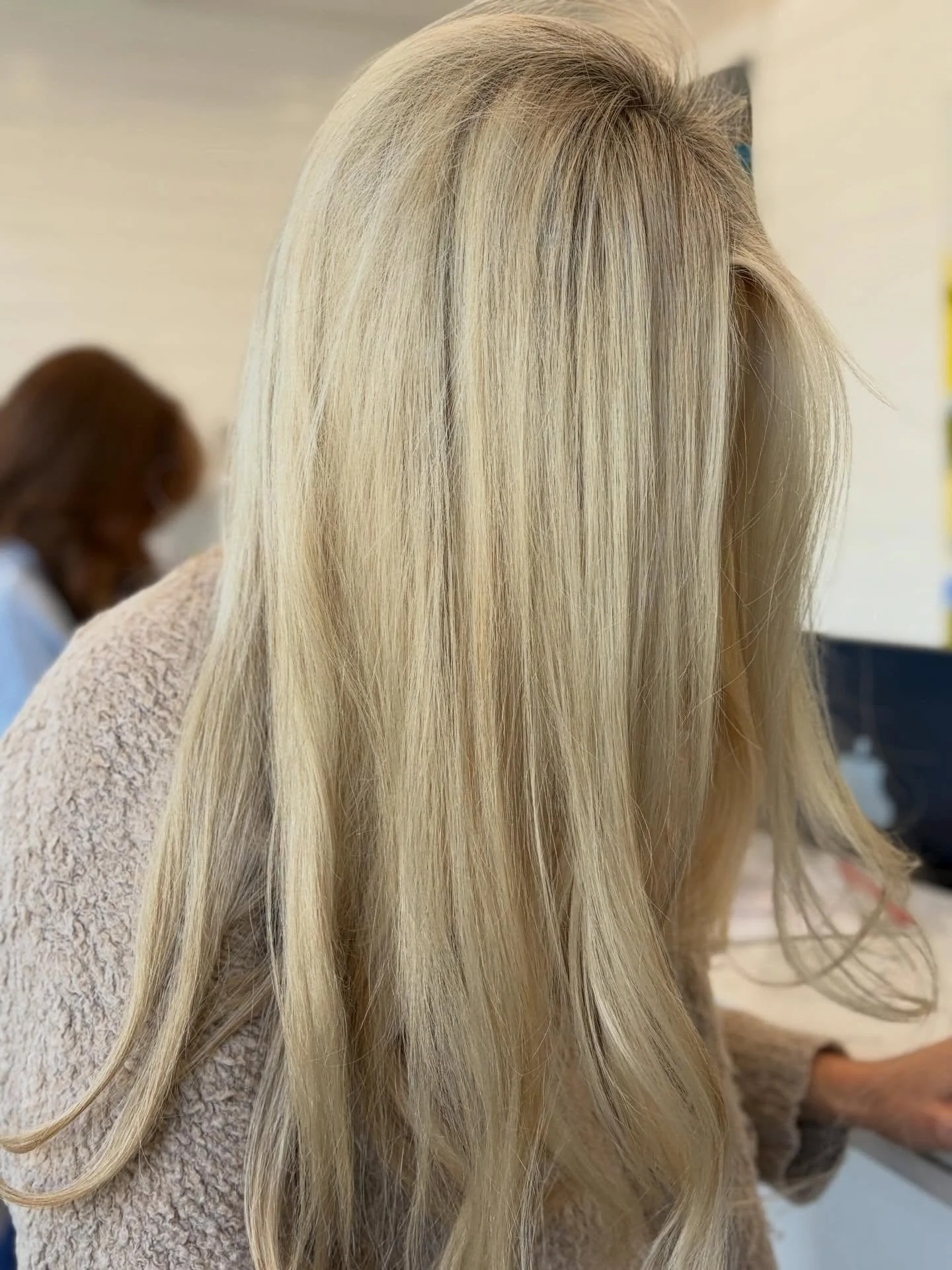 Blended so smooth you can&rsquo;t see where it starts 🤍
highlights done by @innovateyourhair 
styled by @houseofshears_ 
&bull; Call 203-202-7266 to book! 
&bull; Darien CT 
&bull;
&bull;
#seamlessblend #blonde #blondehairdontcare #hairgoals #hairco