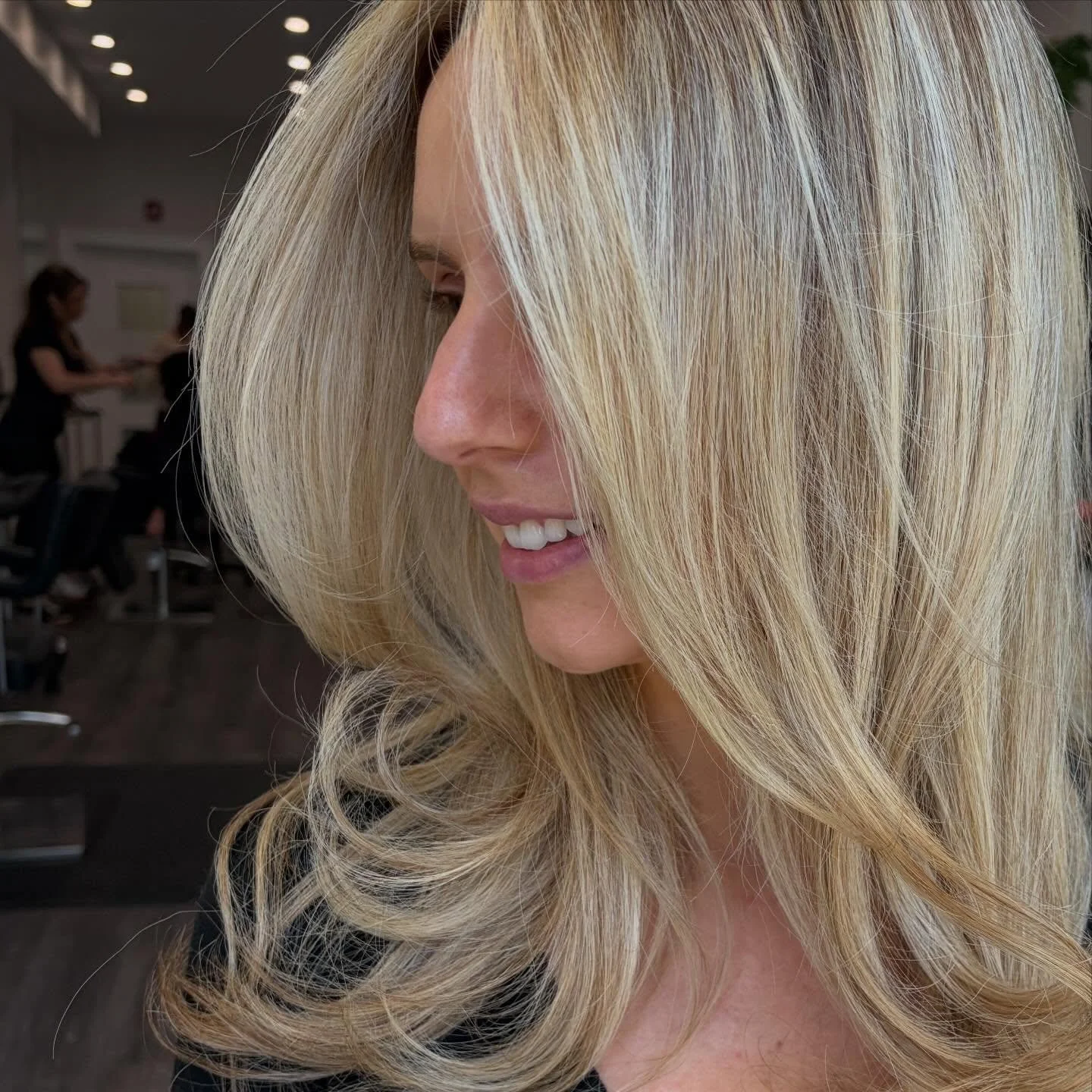 Fresh partial highlights + a flawless blowout ✨
By Erika at our Darien location

Ready for your refresh?
Call 203-202-7266 to book ☎️

New clients receive 20% off your service of choice 🤍

#darienct #cthair #highlightseason #blowoutstyle #salonlife 