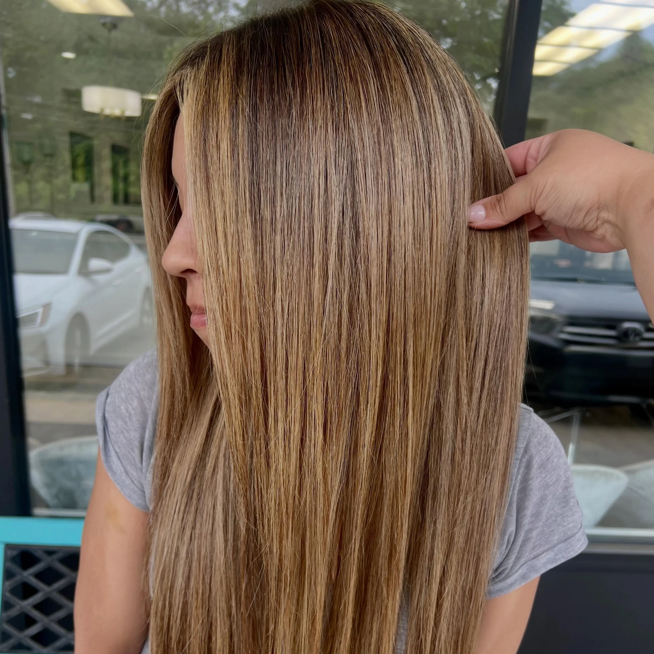 Highlights done by Alyssa ✨
@manestylelyss_ 
Almost impossible not to stare 😍
Text 203-571-9497 to book your appointment today! 
&bull;
&bull;
#colorcorrectionspecialist #color #wellapassionistas #wella