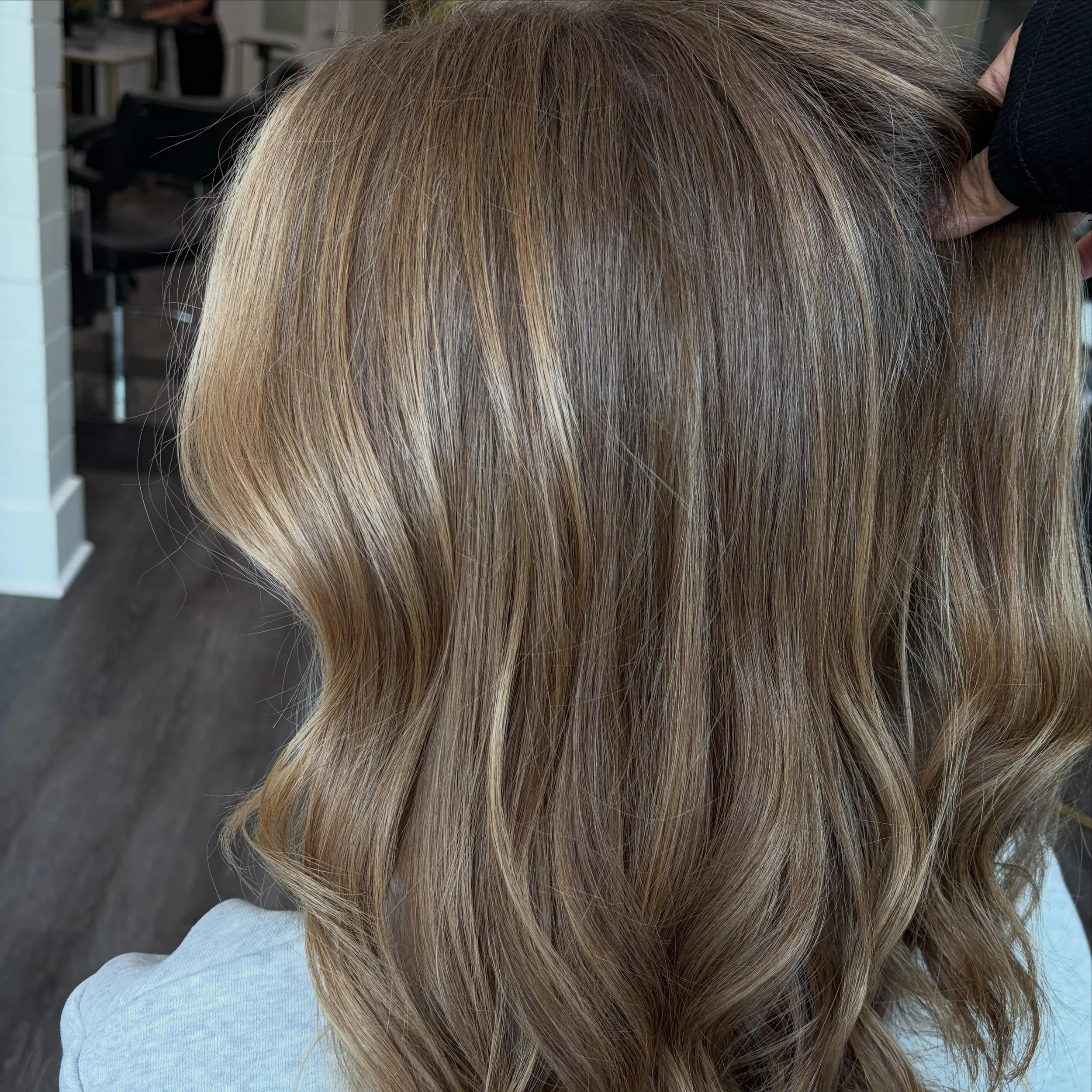 sun-kissed &amp; styled ☀️
partial balayage + haircut by Alexa 🤍 #freshhair
@__hairbyalexa__ 
&bull; call 203-202-7266 to book your appointment today! 
&bull;
&bull;
#balayagedandpainted #balayage #haircut #hairoftheday