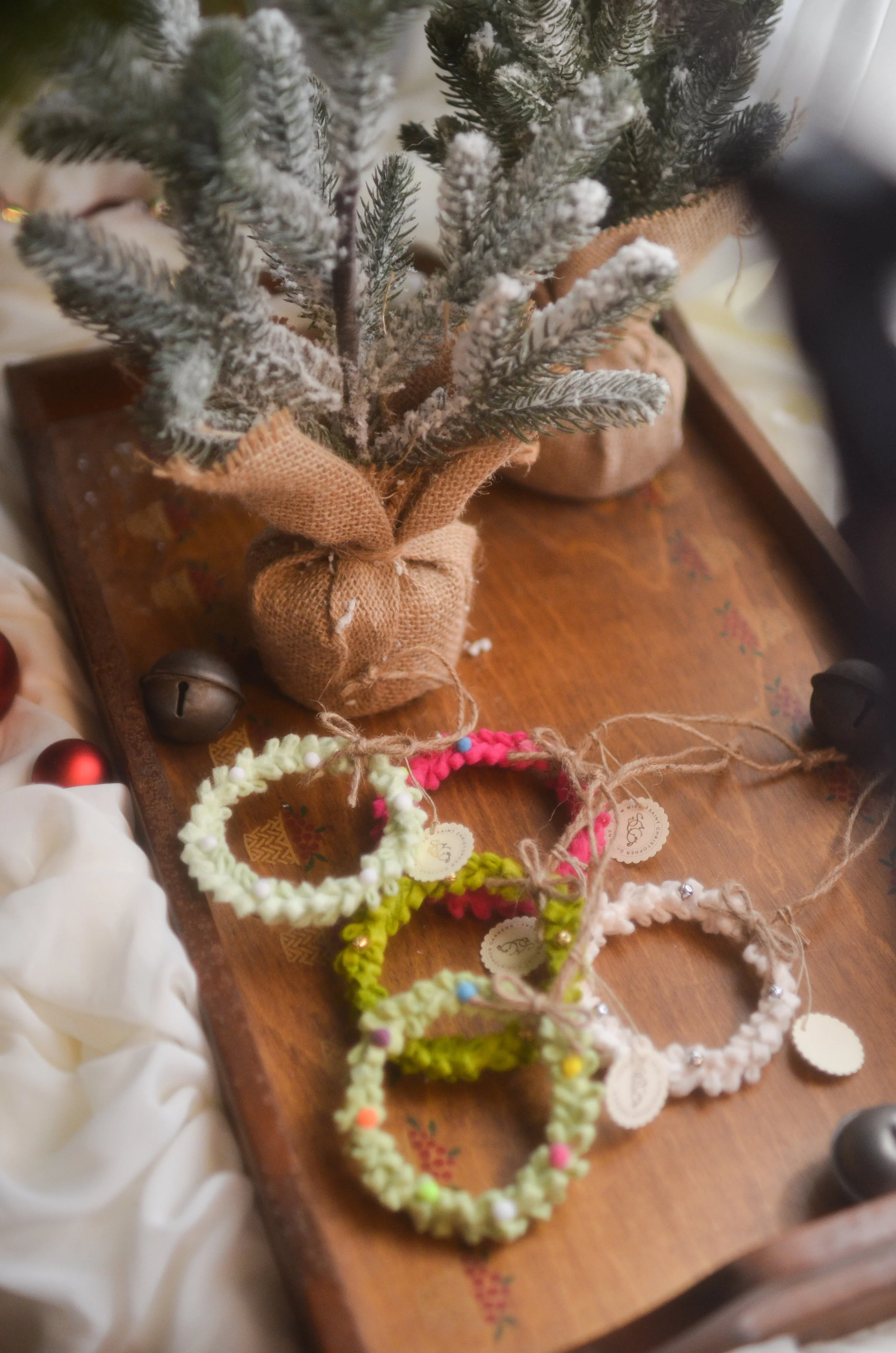 Mini felt wreaths can be made in any color combination.