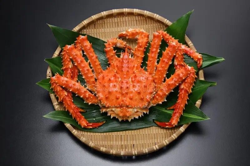 boiled-red-king-crab-bamboo-tray-307776507.webp