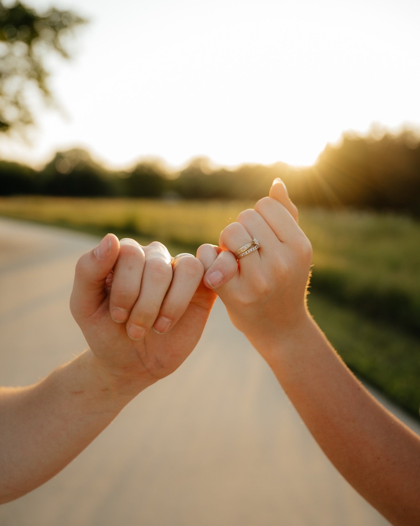 Eeeeekkkkk!!!!!! So in love. Thank you for spending the evening with me Becca &amp; Brady &lt;3 🎞️🥂🌾 

#kansasphotographer #nikon #portraitphotography 
#midwestphotoshoot #photography #outdoorphotography #parttimephotographybusiness #midwestphotog